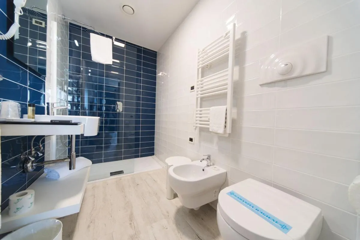 Bathroom in Hotel Miro'