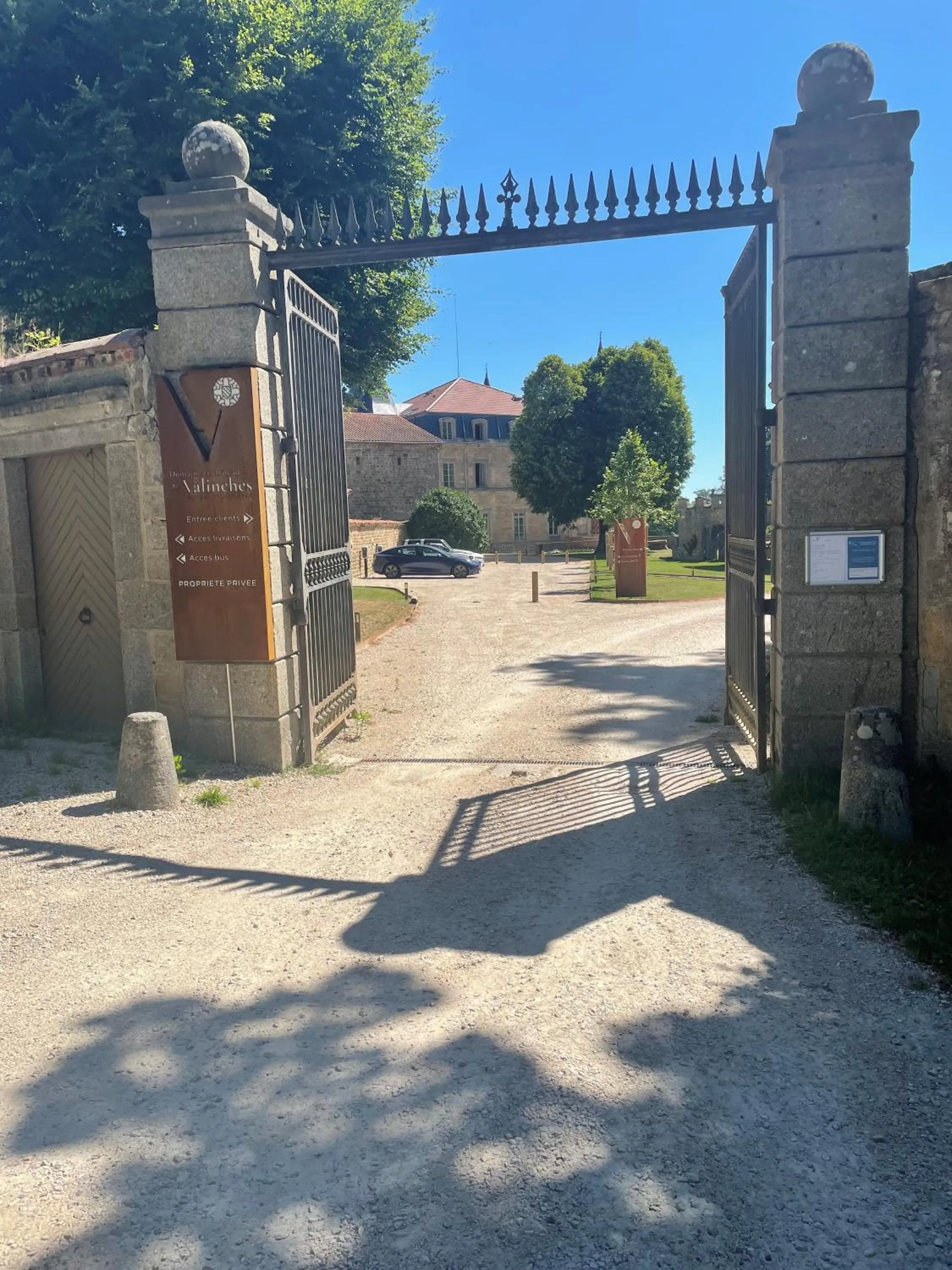 Facade/entrance in Domaine et Château de Valinches