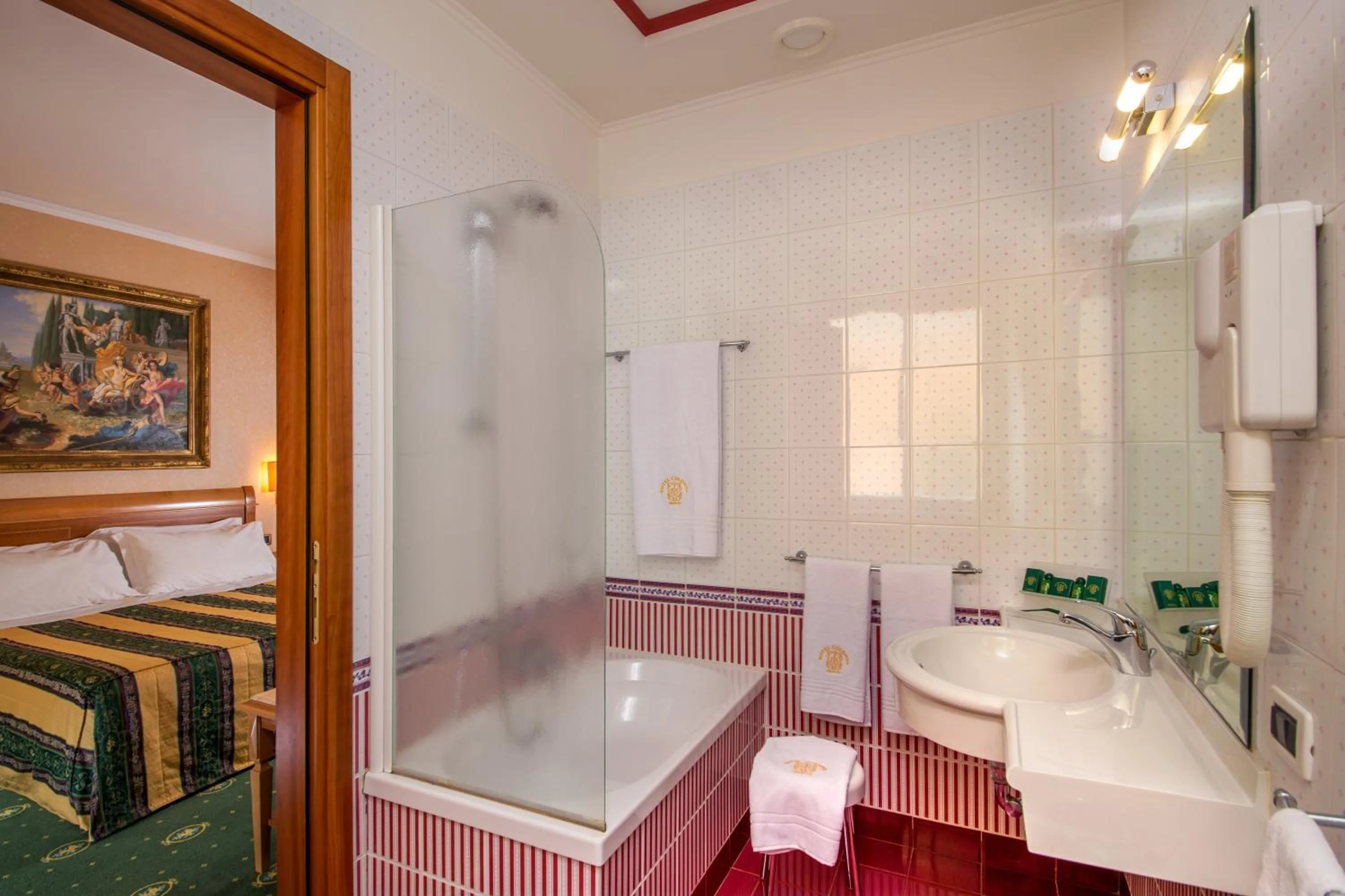Bathroom, Bed in Colonna Hotel