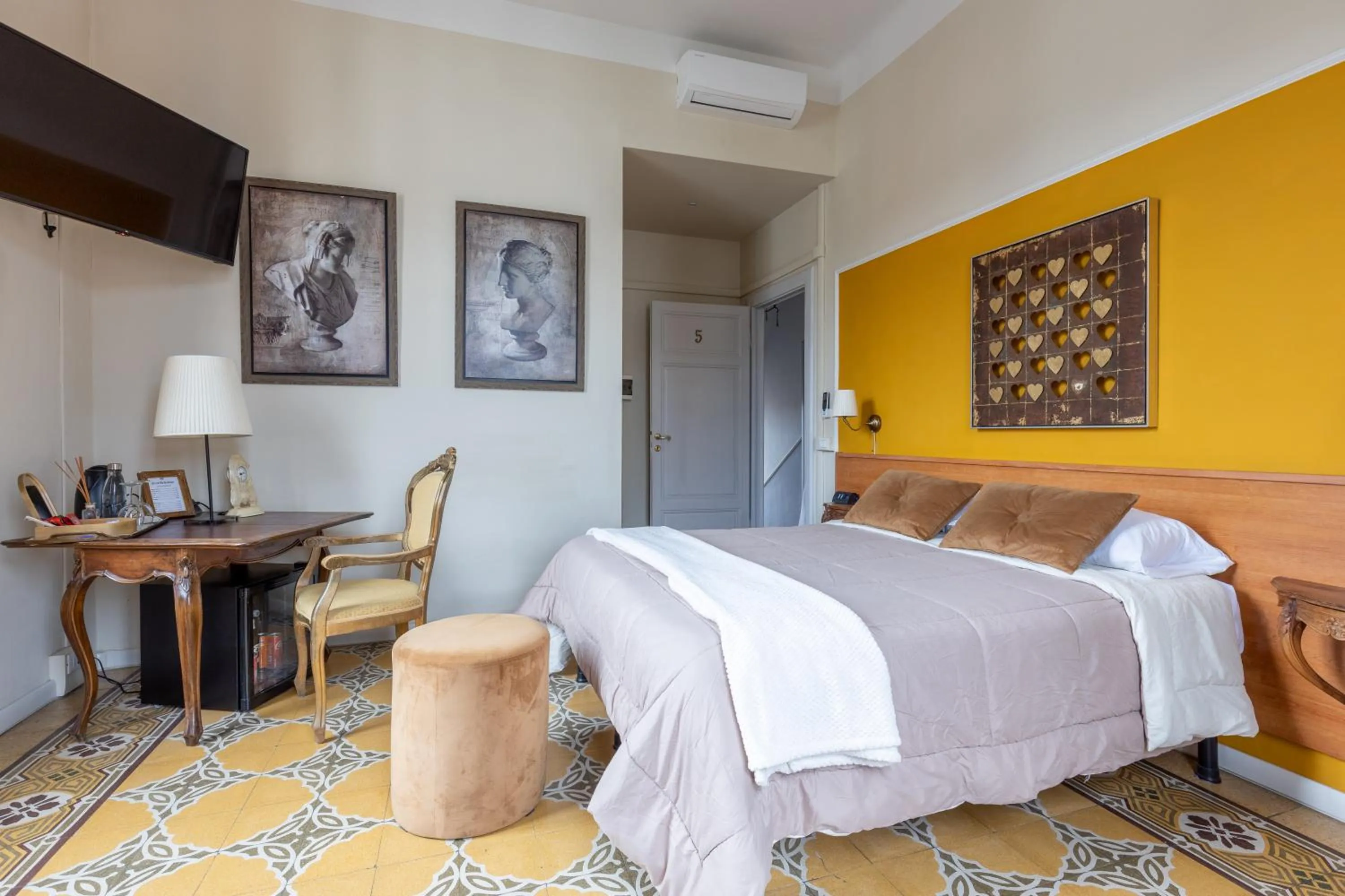 View (from property/room), Bed in Villa San Donato B&B