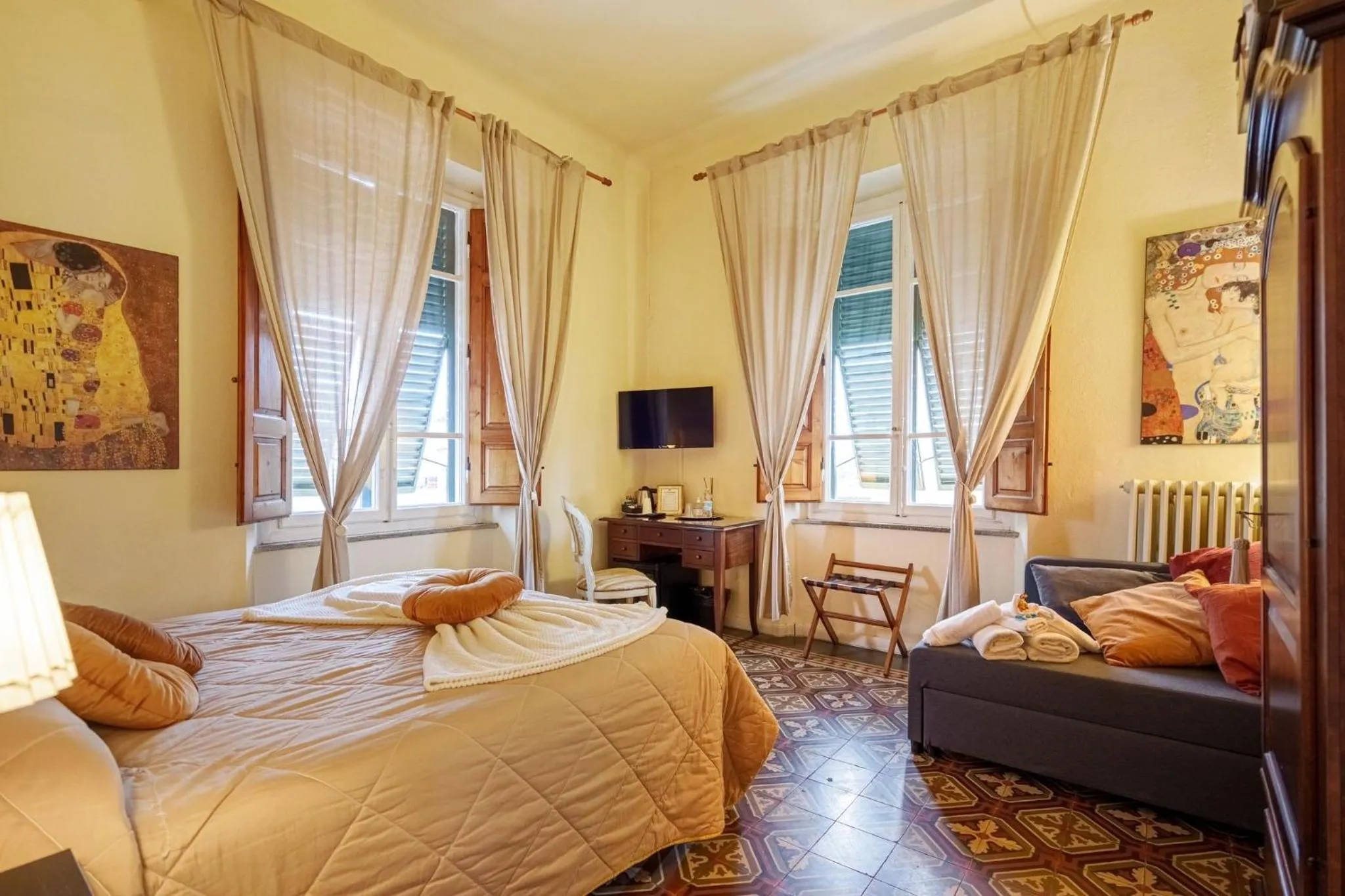 TV and multimedia, Bed in Villa San Donato B&B