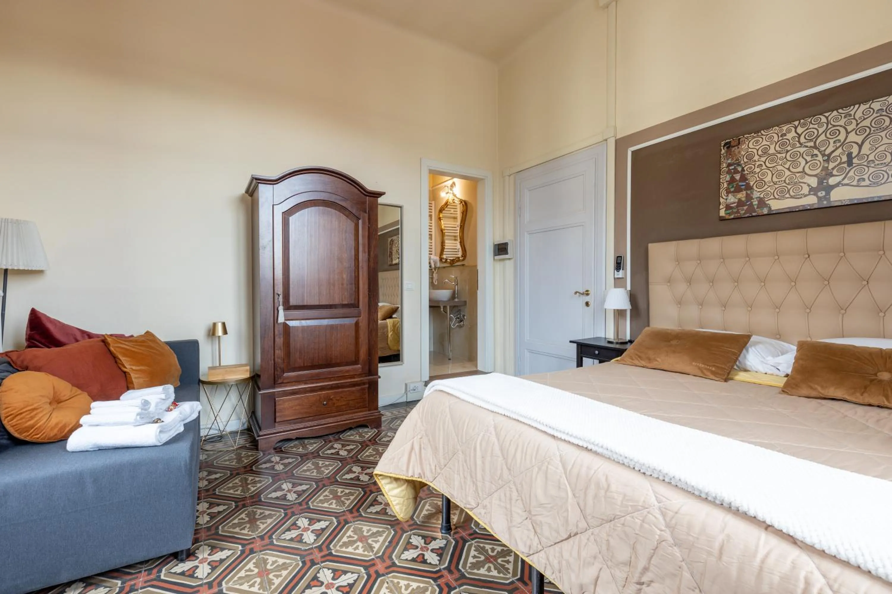 View (from property/room), Bed in Villa San Donato B&B