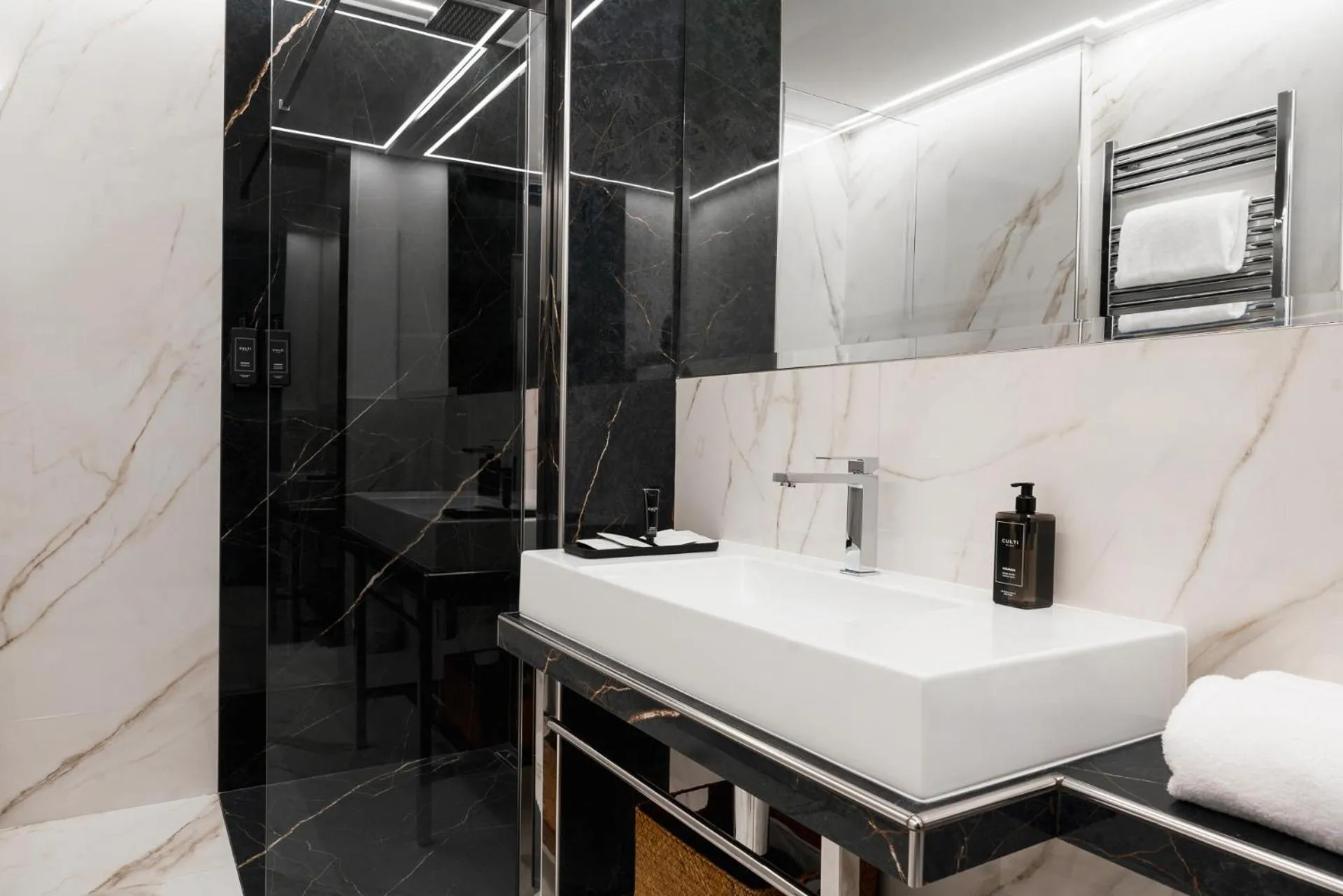 Shower in Hotel Helvetia Thermal SPA 4s