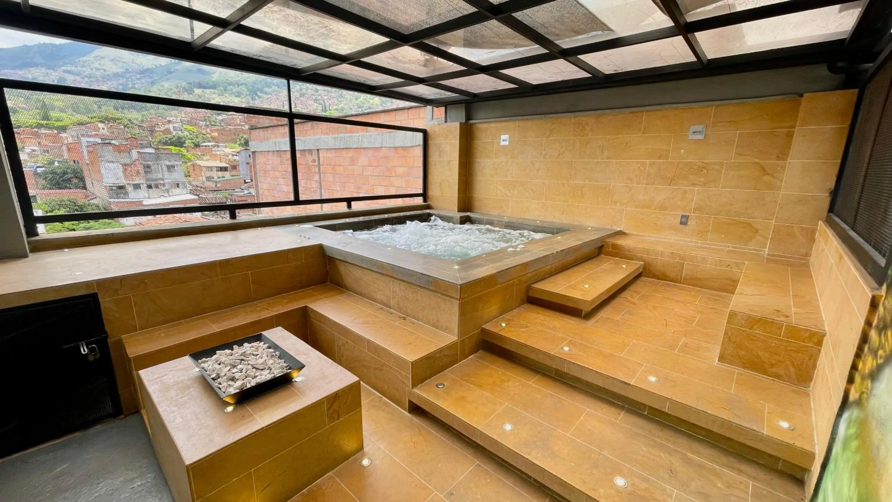 Hot Tub, Bed in Edificio Helena