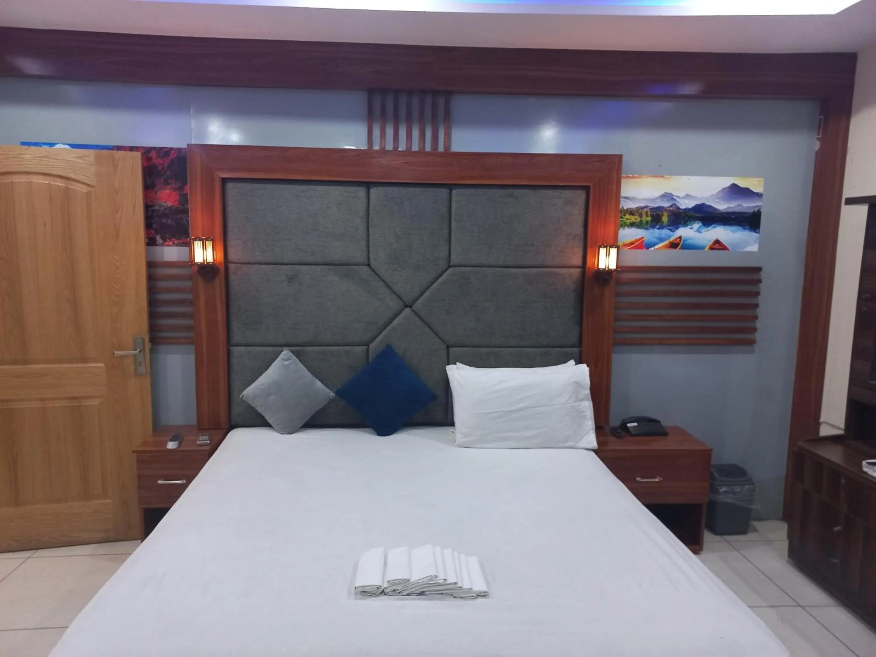 Bedroom, Bed in Hotel Executive One