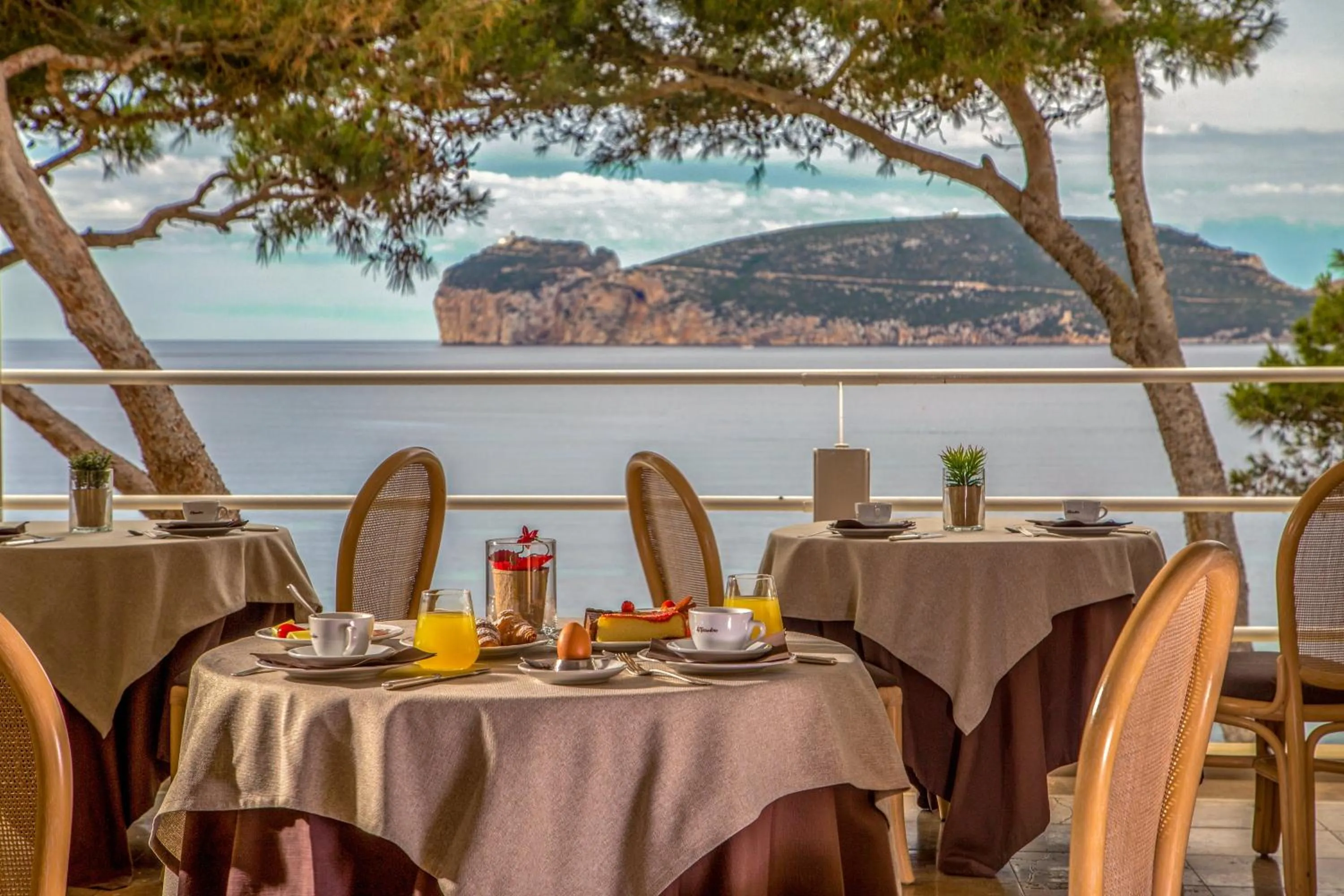 Restaurant/places to eat in El Faro Hotel & Spa