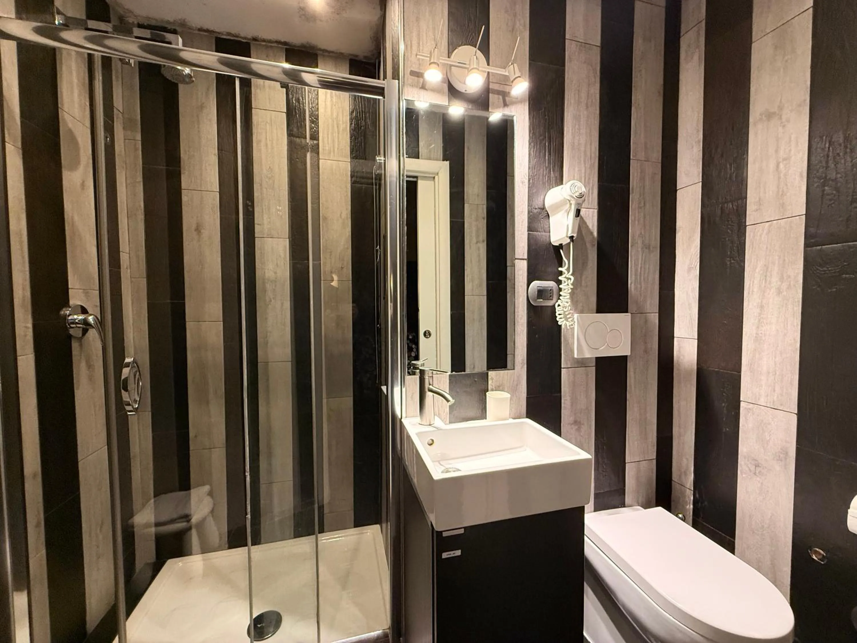 Shower in Hotel Felice