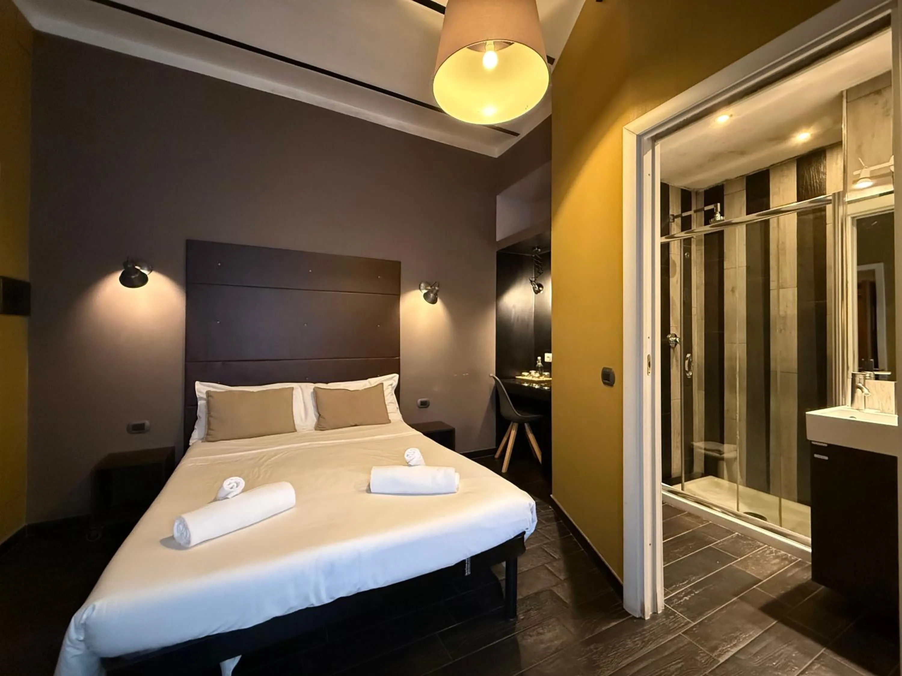 Shower, Bed in Hotel Felice