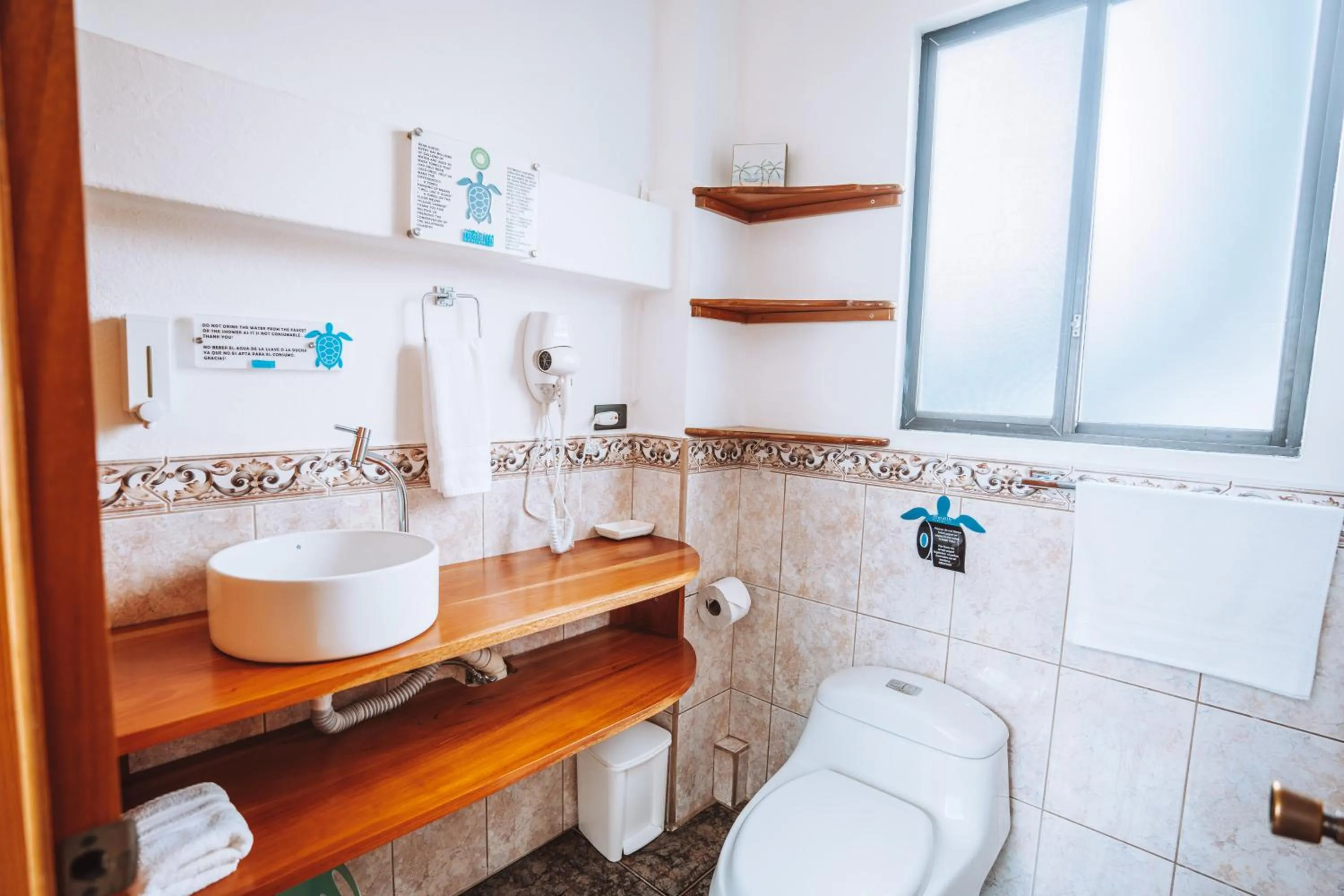 Bathroom in Maidith Galapagos Inn