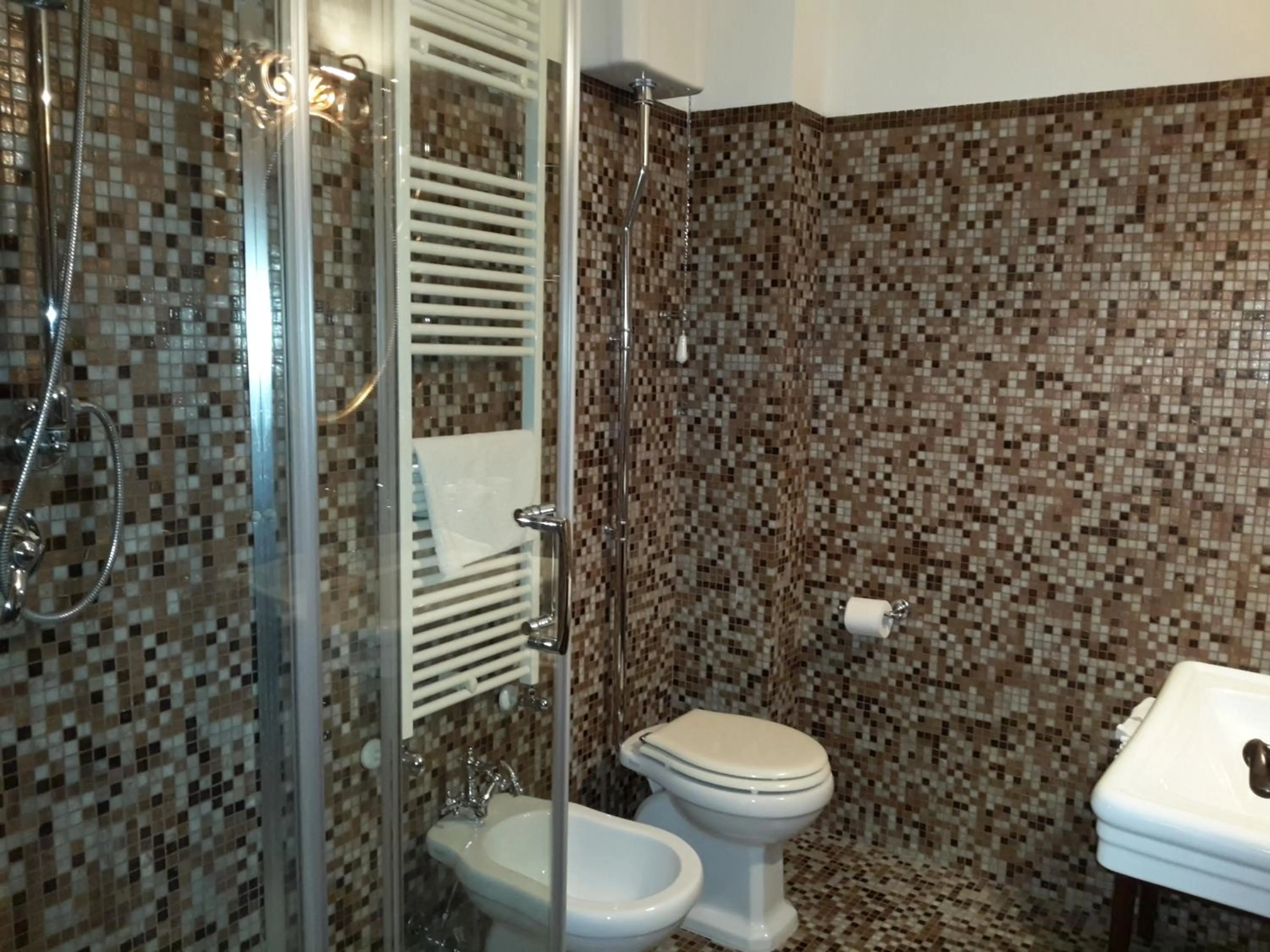 Shower in Castello Izzalini Todi Resort