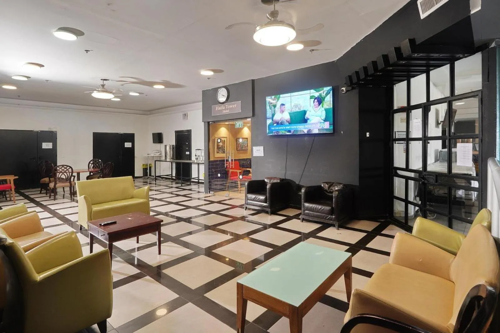 Communal lounge/ TV room in Haifa Tower Hotel - מלון מגדל חיפה