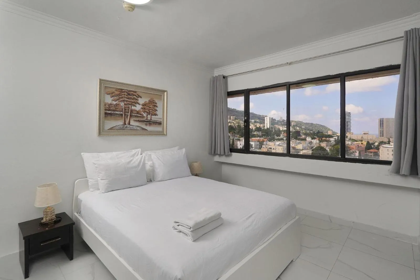 Bed in Haifa Tower Hotel - מלון מגדל חיפה