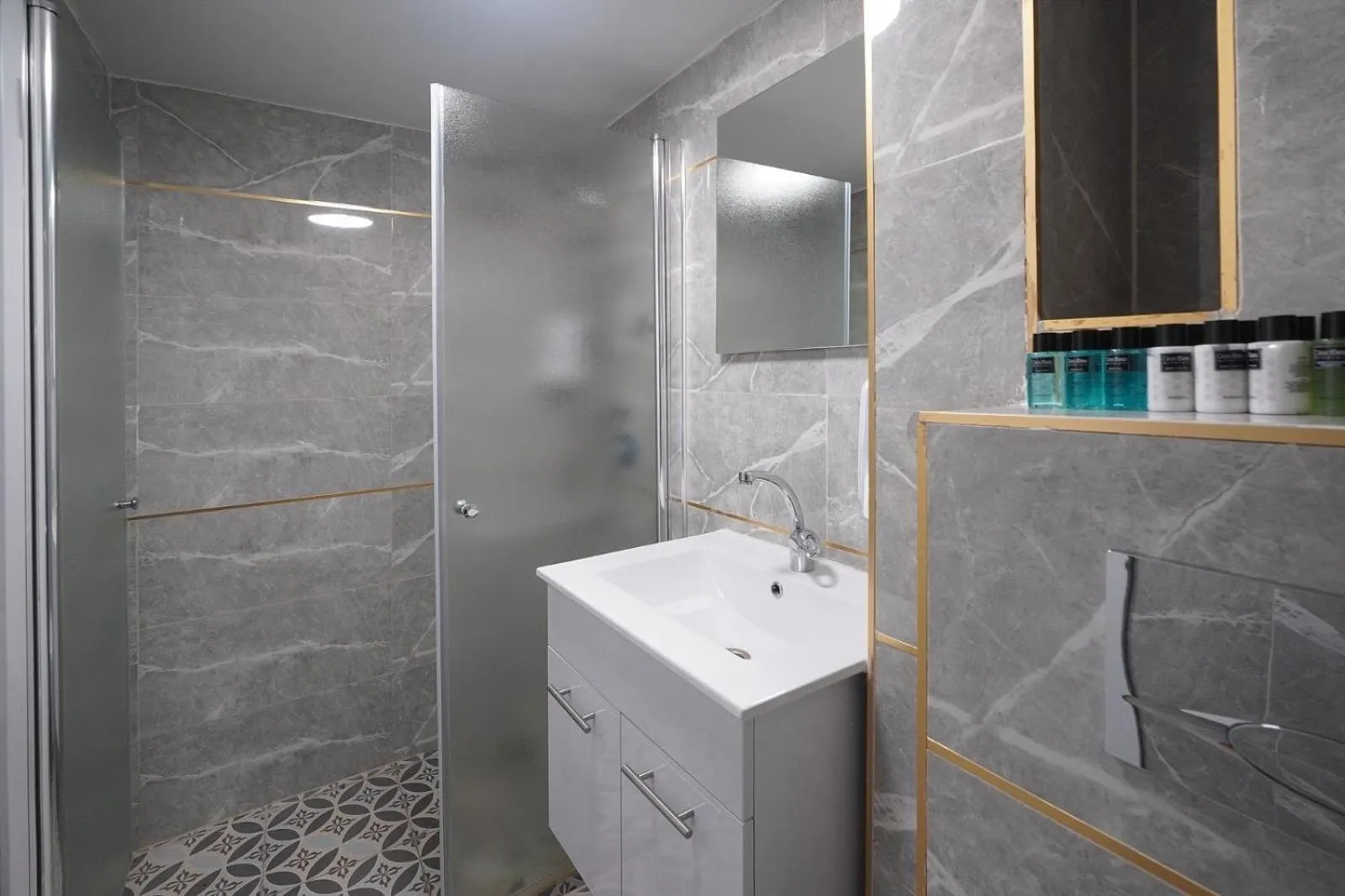 Shower in Haifa Tower Hotel - מלון מגדל חיפה