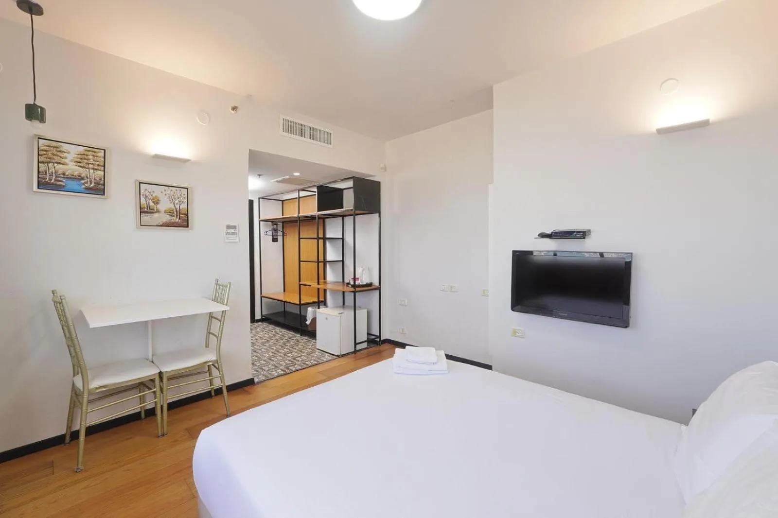 Bed in Haifa Tower Hotel - מלון מגדל חיפה