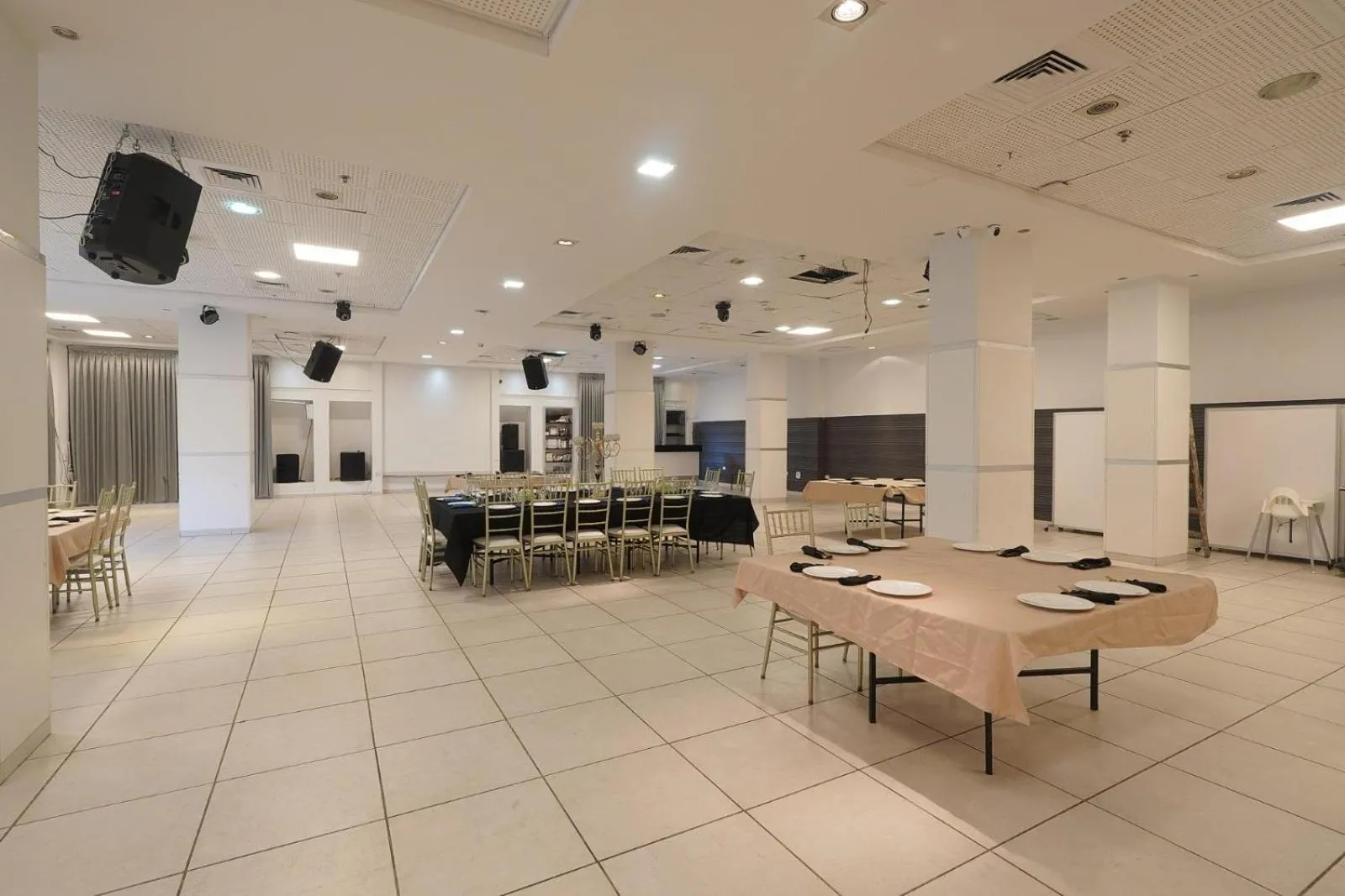 Evening entertainment in Haifa Tower Hotel - מלון מגדל חיפה