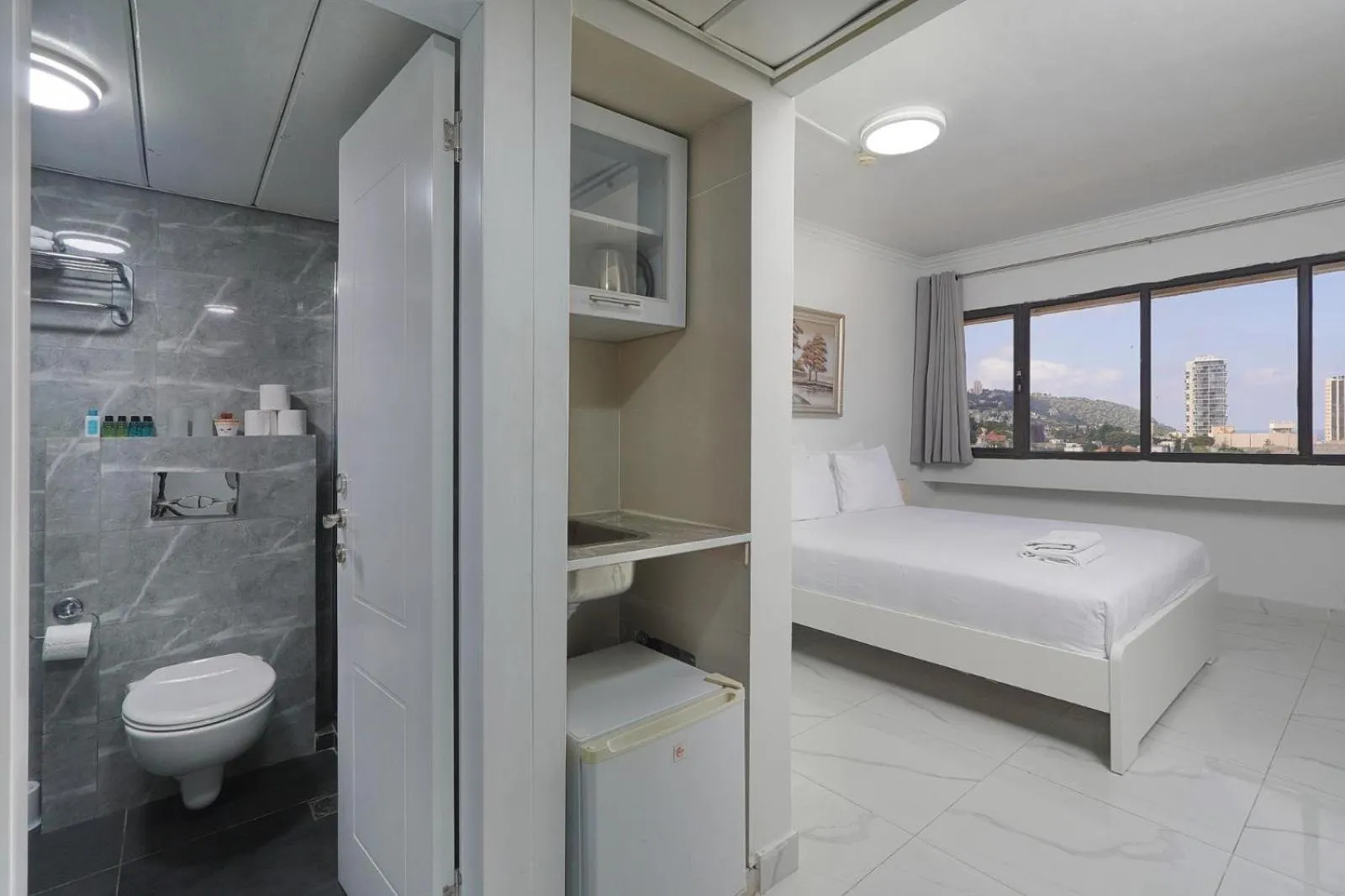 Shower, Bed in Haifa Tower Hotel - מלון מגדל חיפה