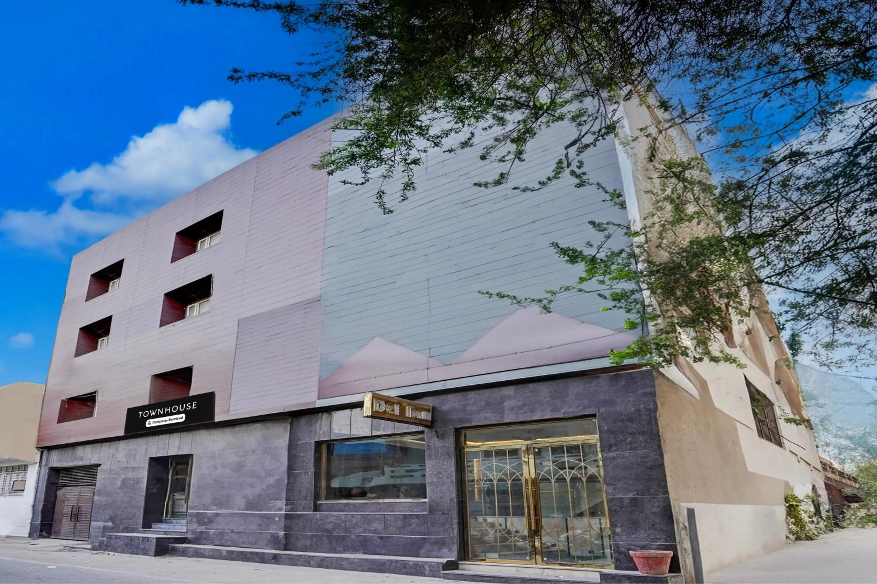 Facade/entrance in Townhouse Airport Road Delhi