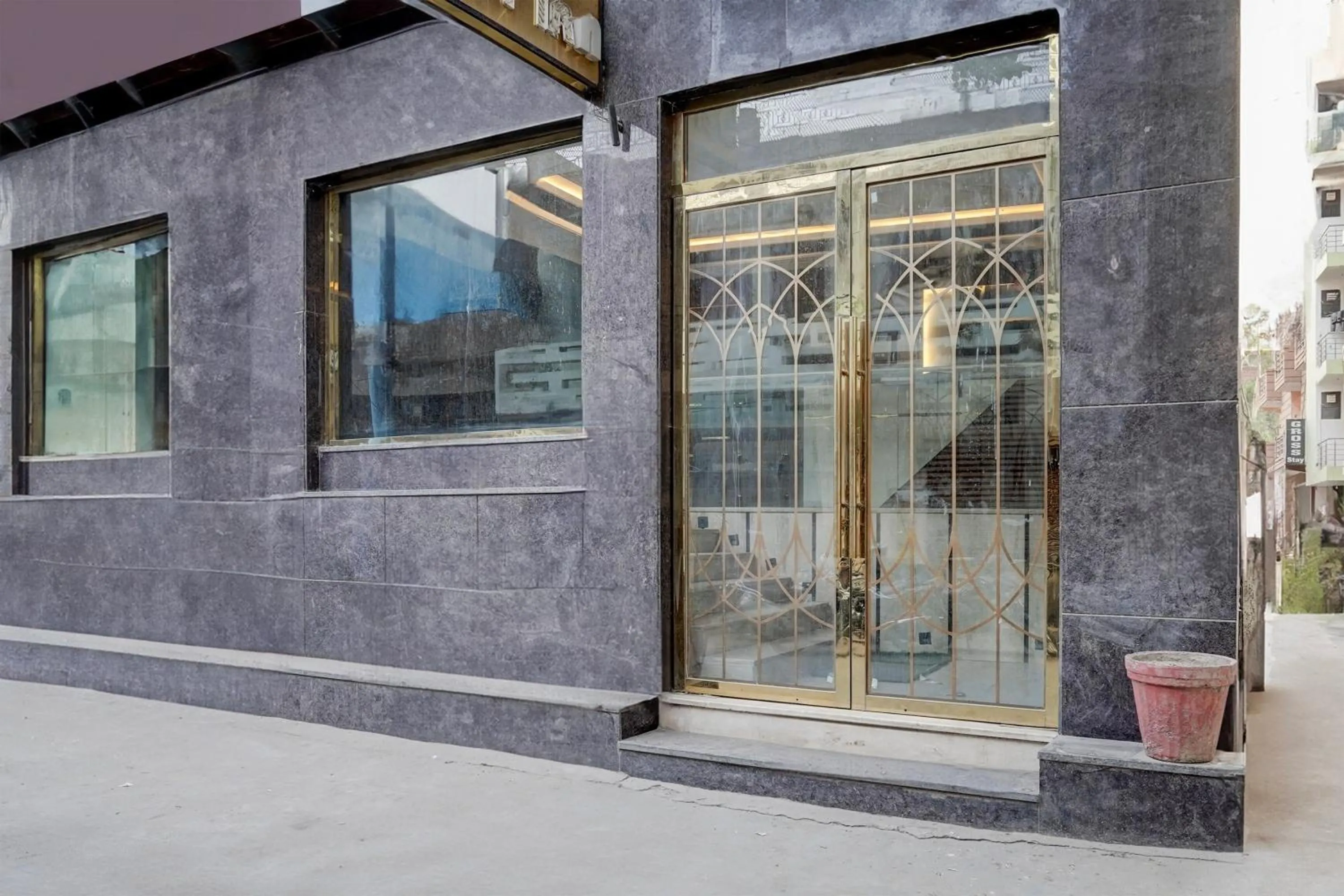 Facade/entrance in Townhouse Airport Road Delhi