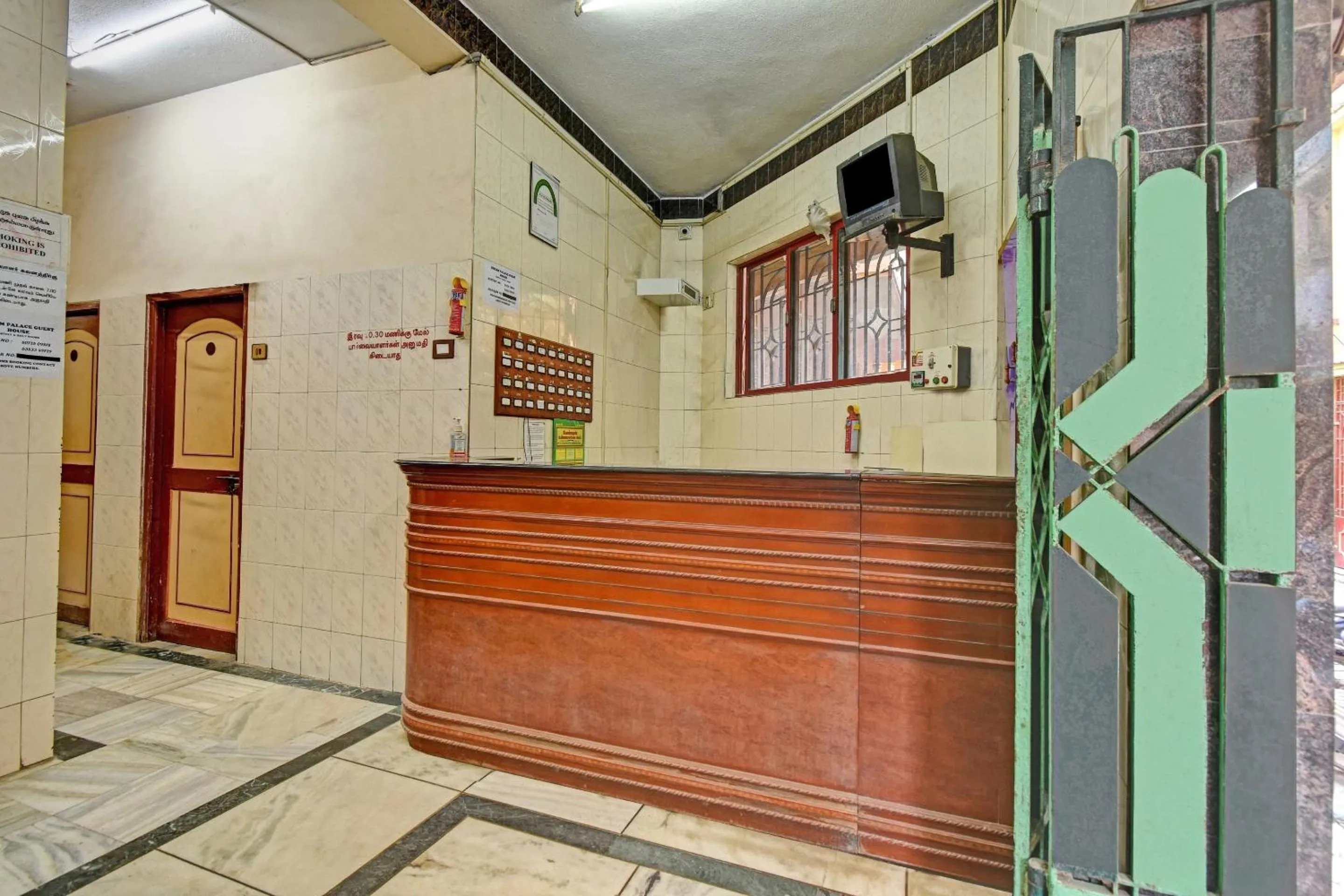 Lobby or reception in Hotel O Dream Palace Guest House Near Marina Beach