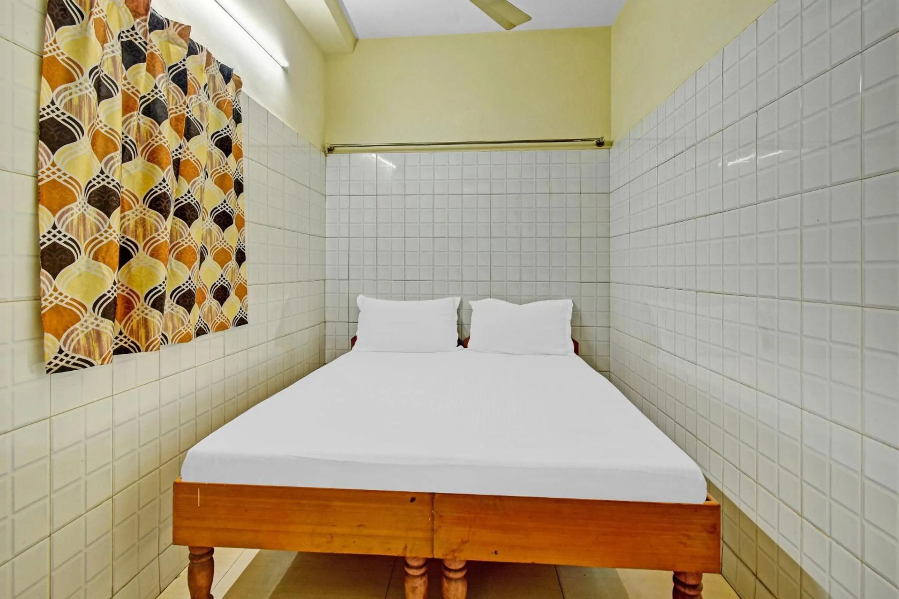 Bedroom in Hotel O Dream Palace Guest House Near Marina Beach