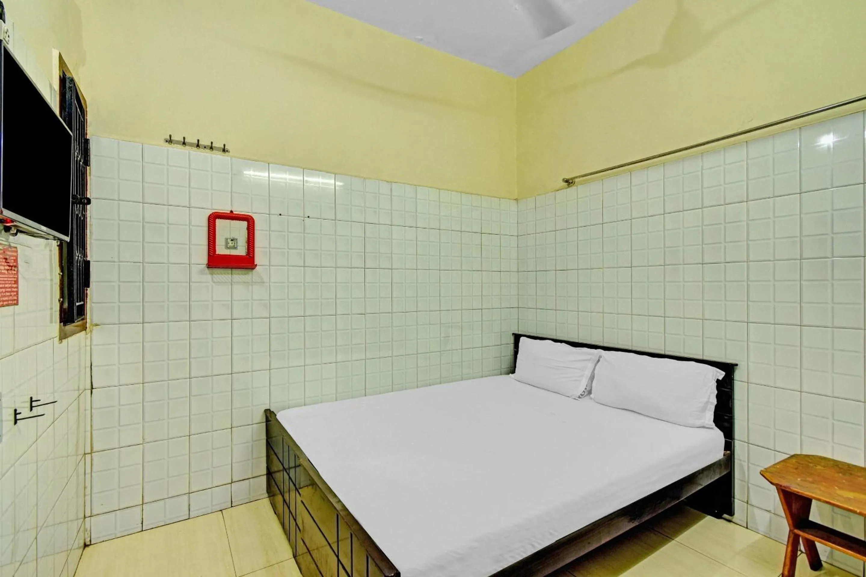 Bedroom in Hotel O Dream Palace Guest House Near Marina Beach