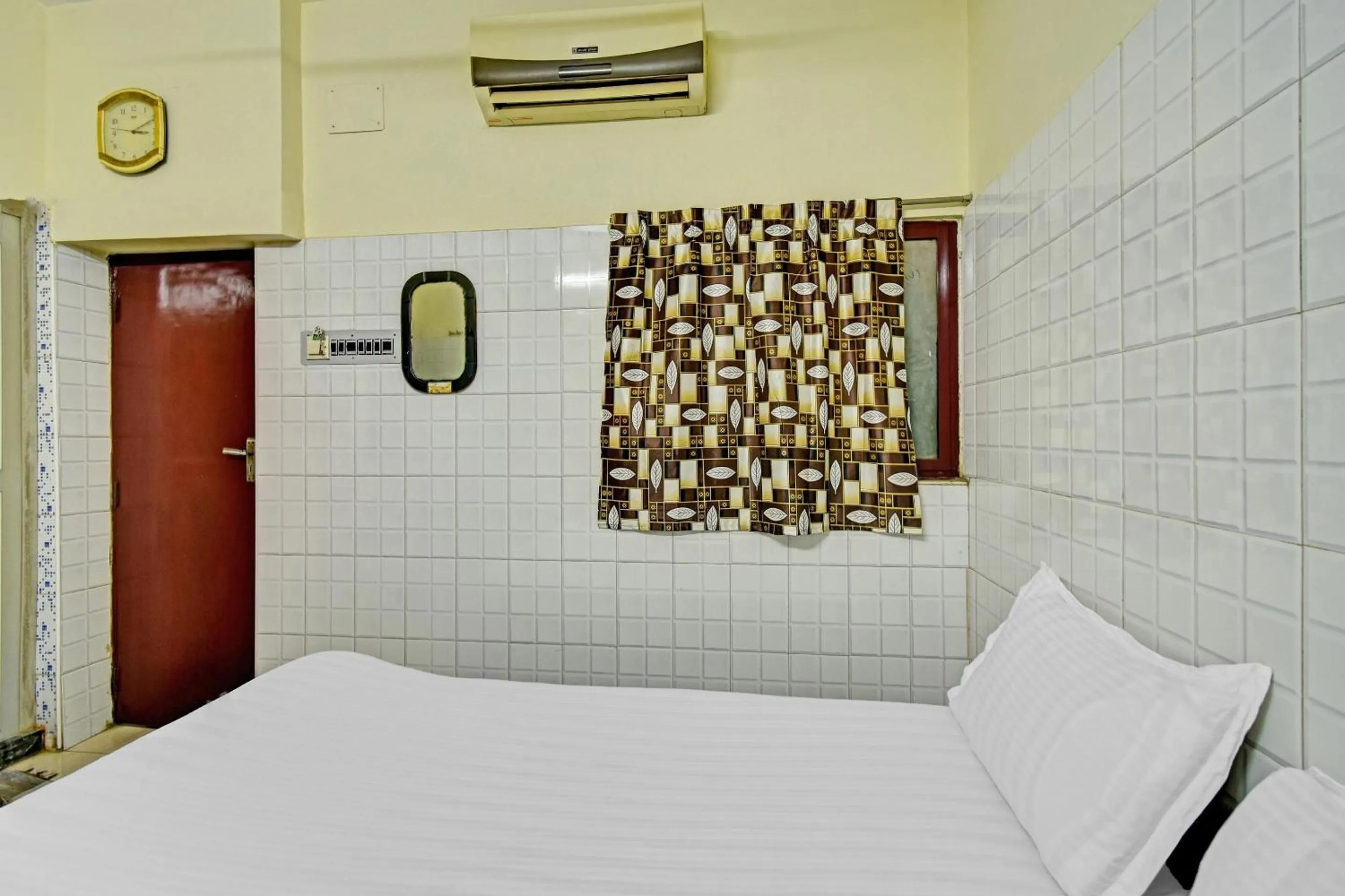 Bedroom in Hotel O Dream Palace Guest House Near Marina Beach