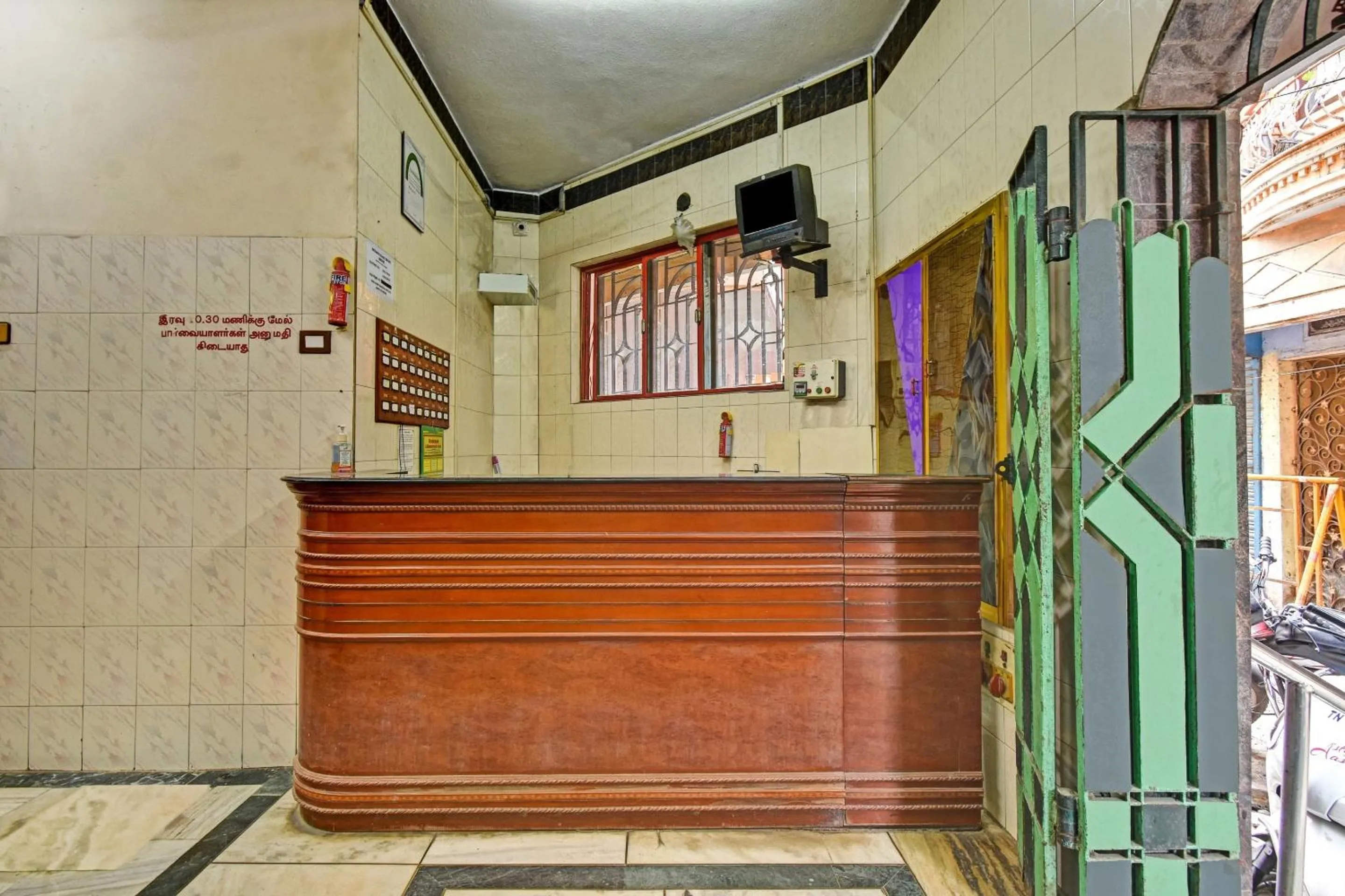 Lobby or reception in Hotel O Dream Palace Guest House Near Marina Beach
