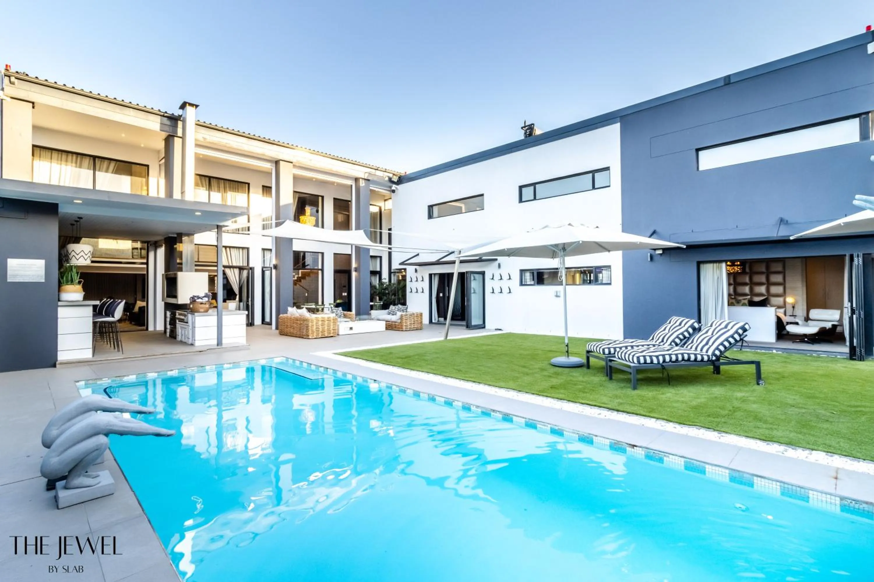 Swimming pool in The Jewel B&B