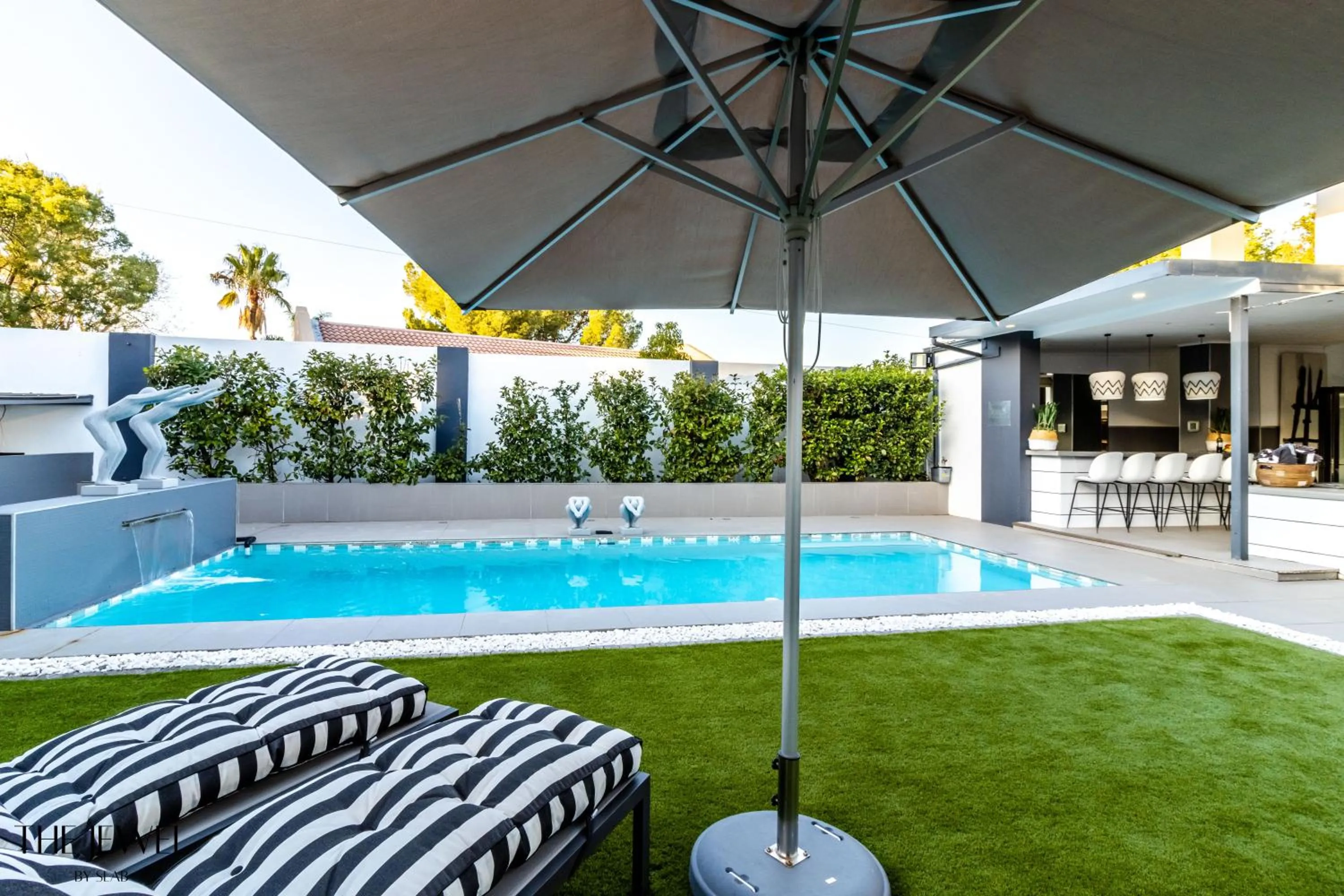 Swimming pool in The Jewel B&B