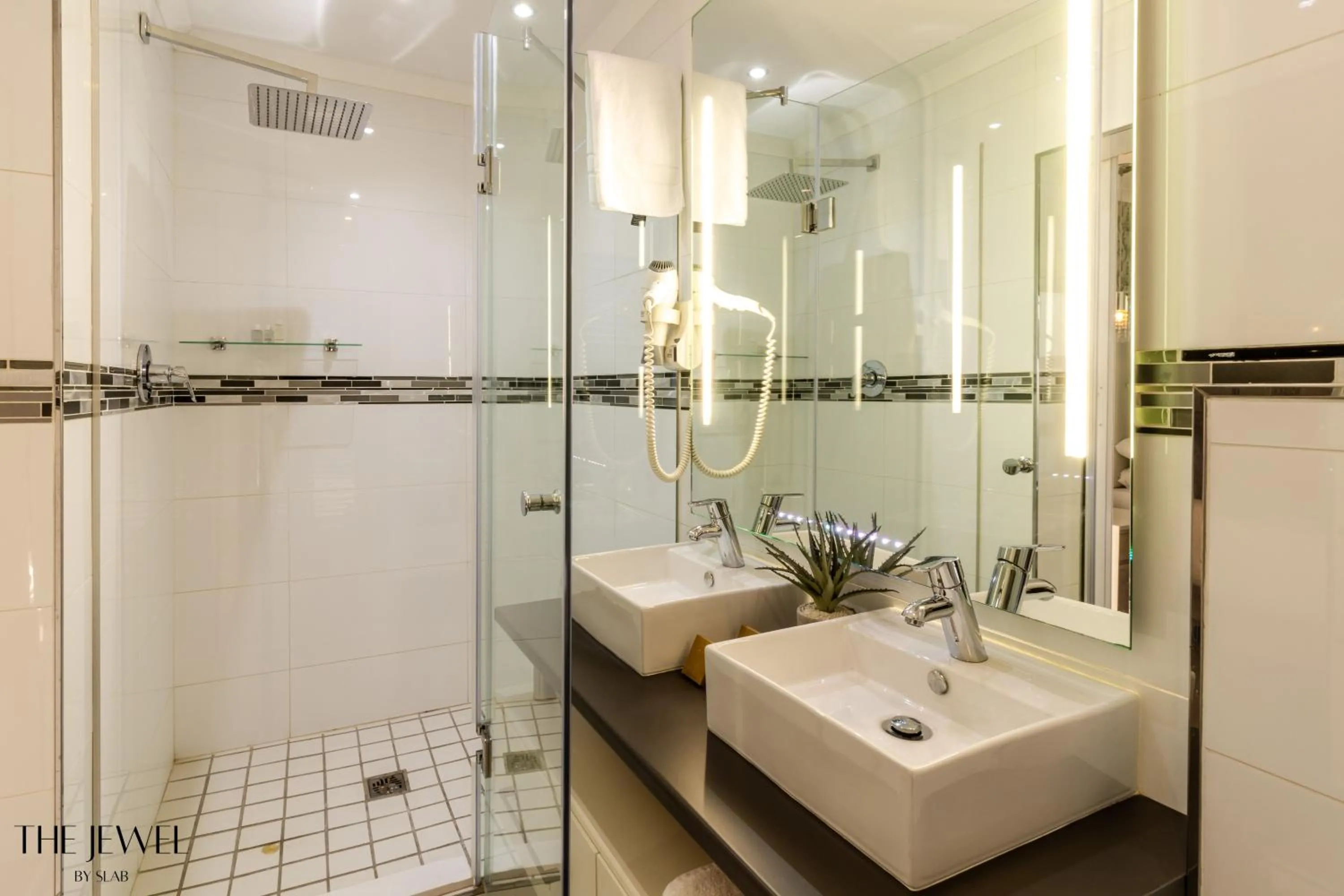 Shower in The Jewel B&B