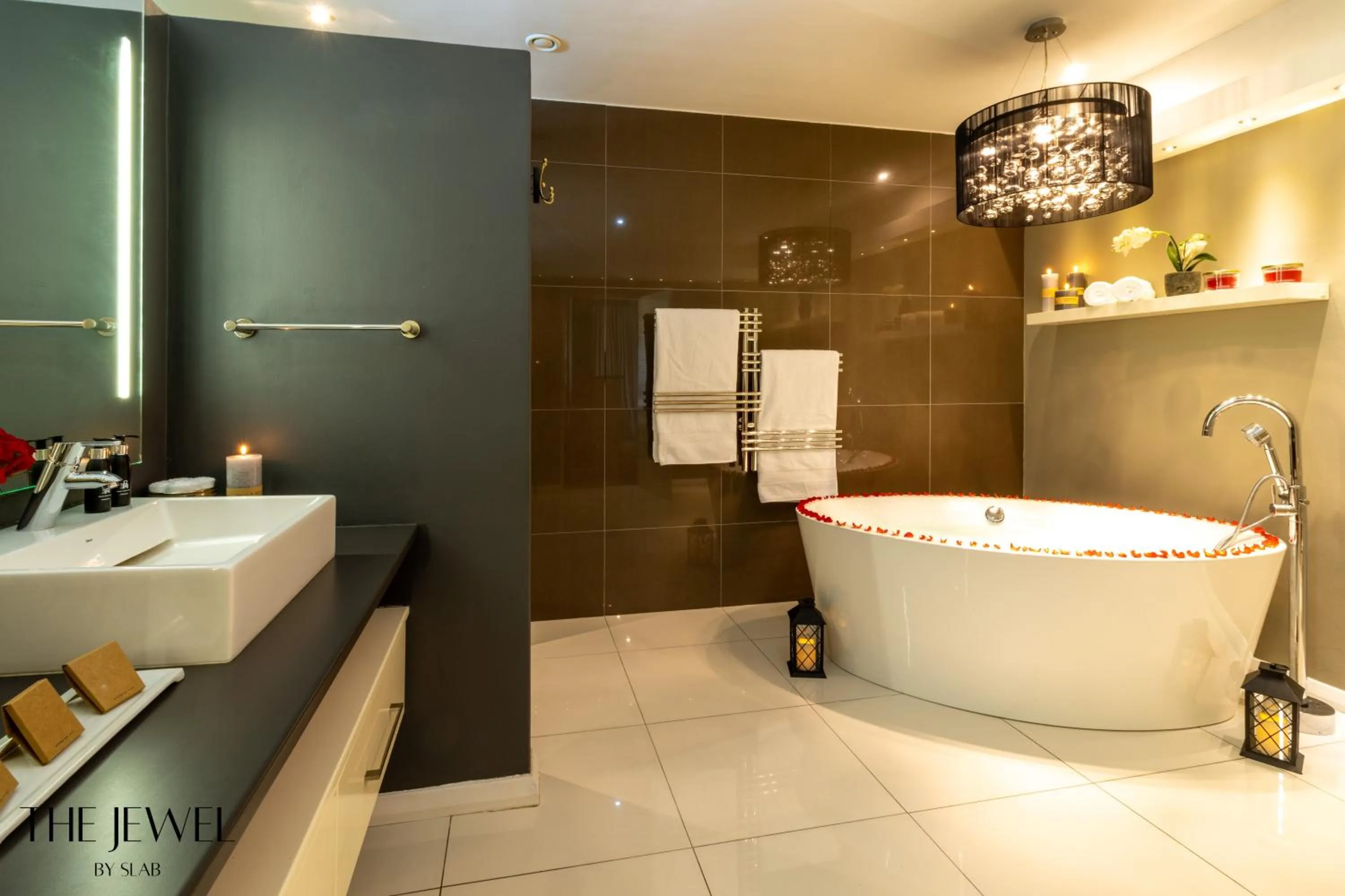 Hot Tub in The Jewel B&B