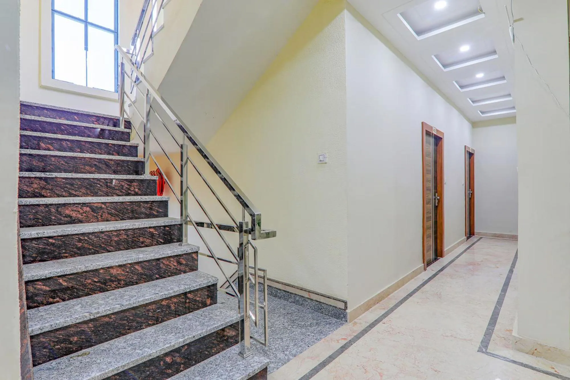 Lobby or reception in FabHotel Super 3 Premium - Banaras Railway Station