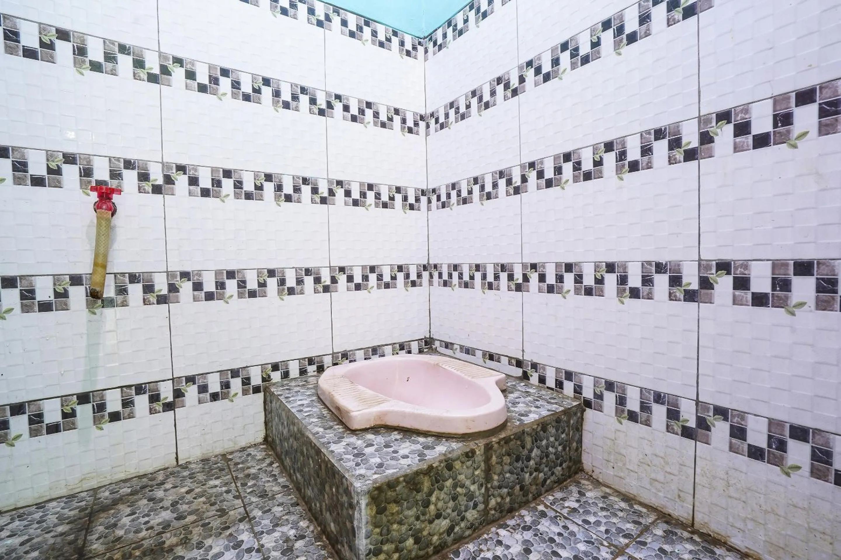 Bathroom in OYO Homes 90916 Eco Tourism Geopark Rajamandala Homestay Syariah