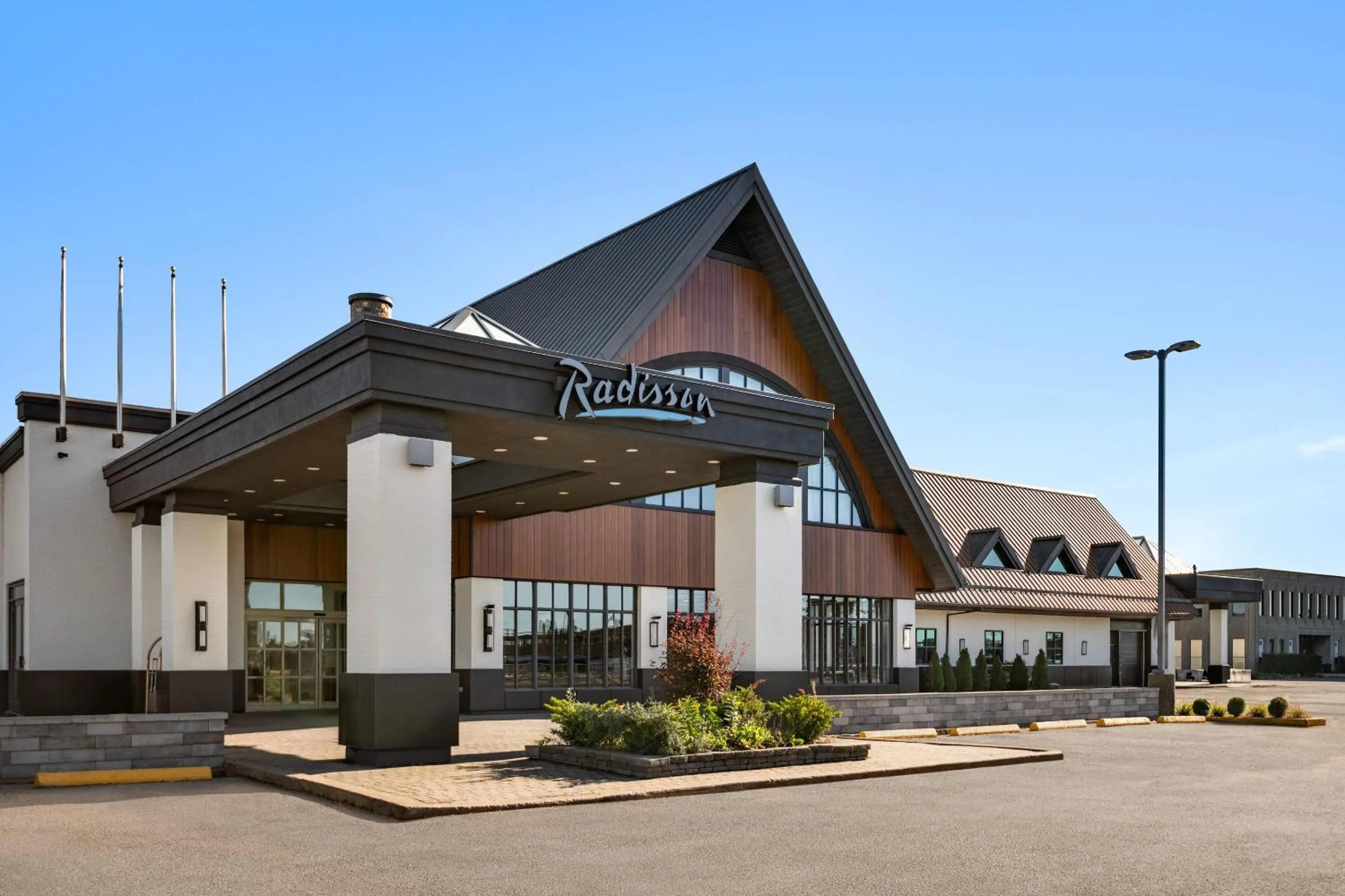 Property building in Radisson Hotel Montreal Airport