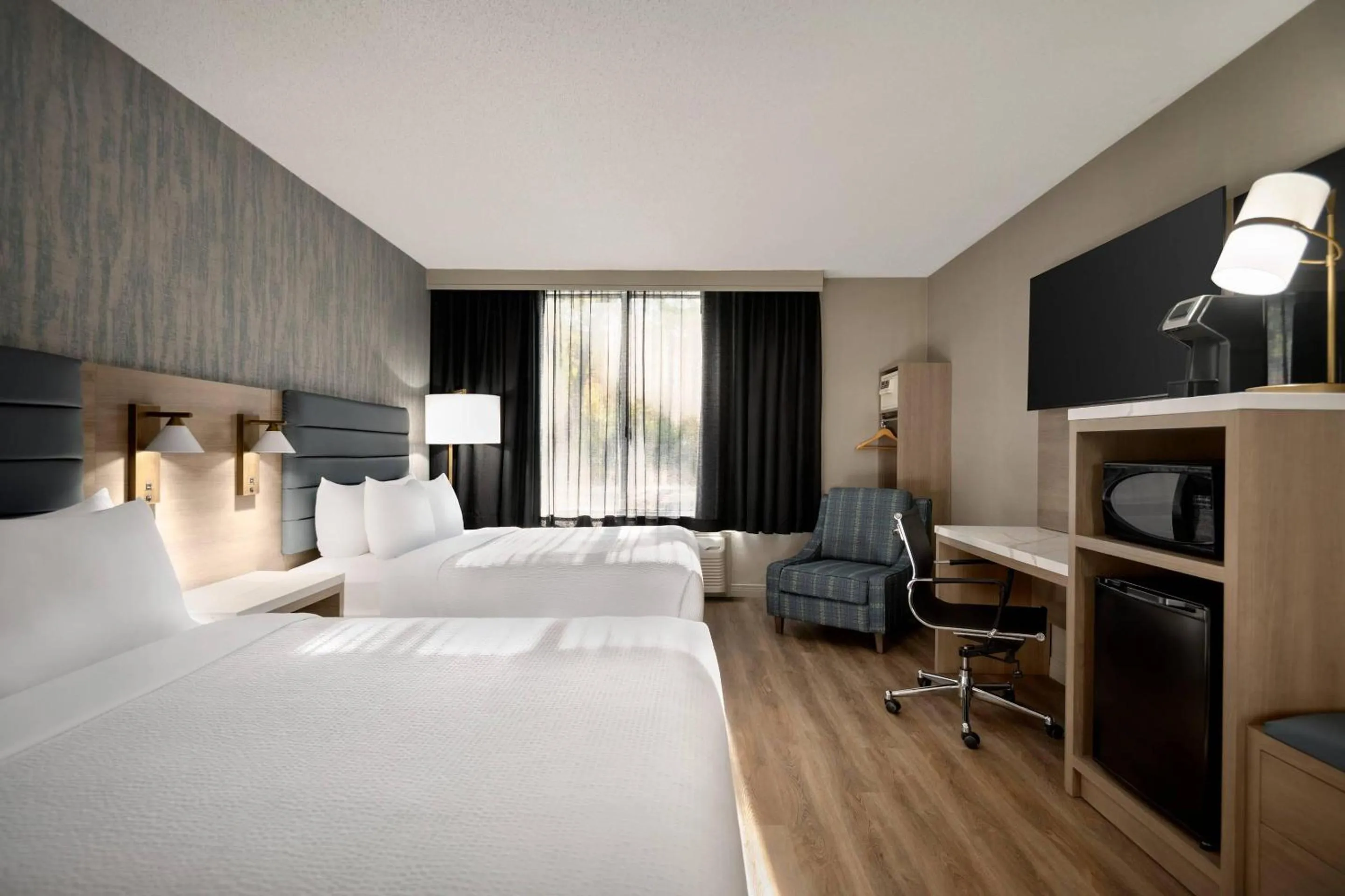 Bedroom, Bed in Radisson Hotel Montreal Airport