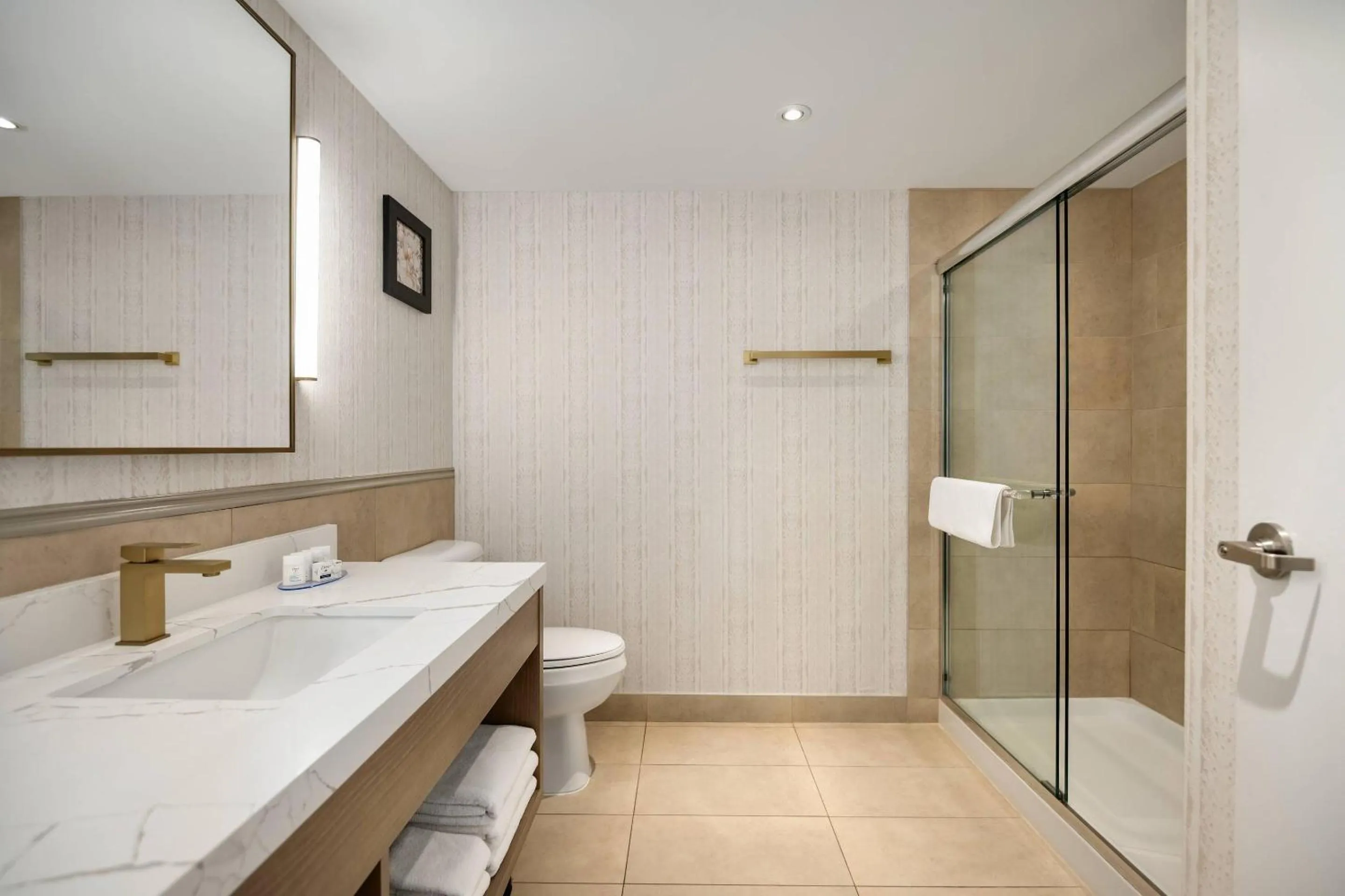 Bedroom in Radisson Hotel Montreal Airport