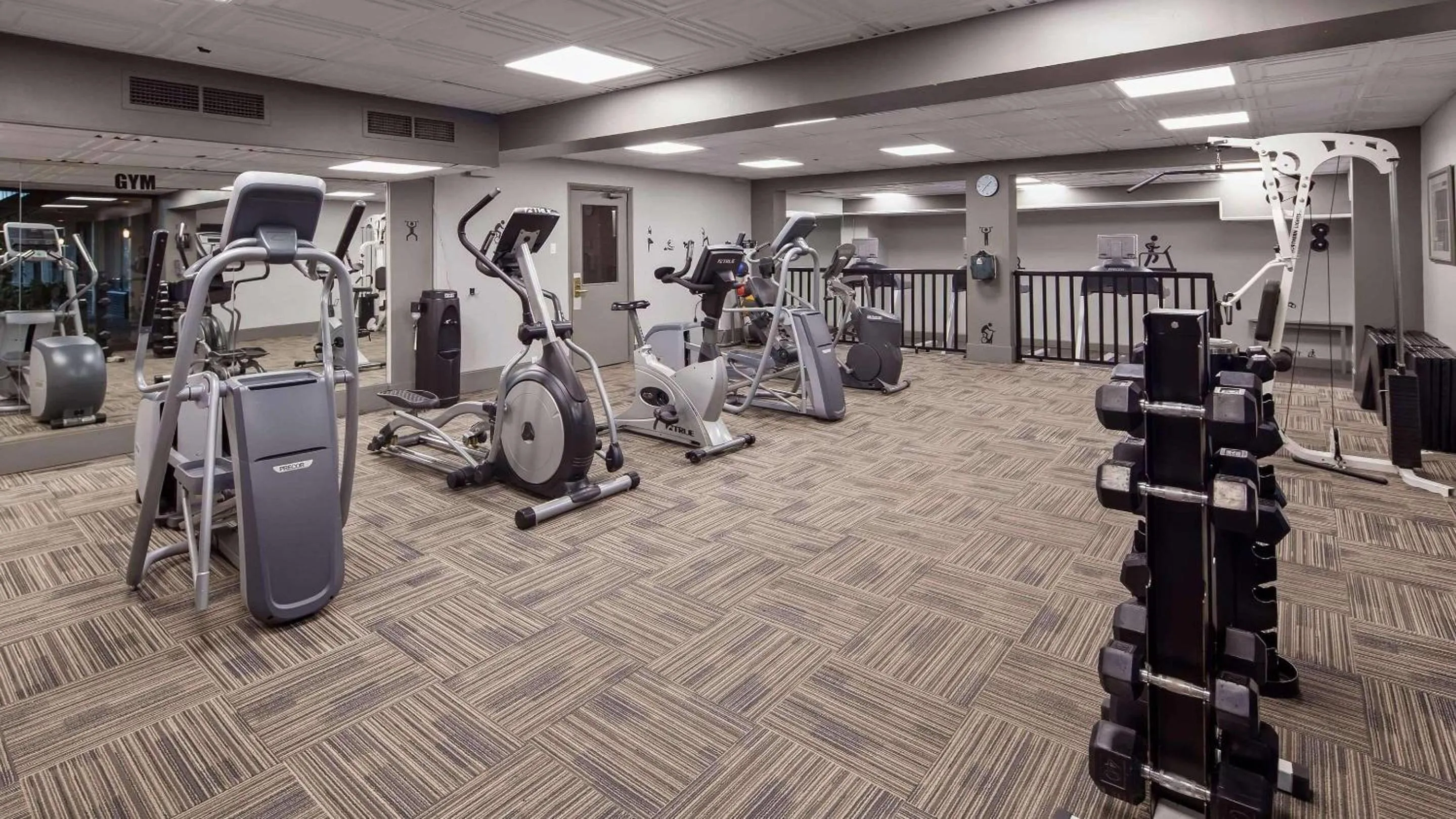 Fitness centre/facilities in Radisson Hotel Montreal Airport