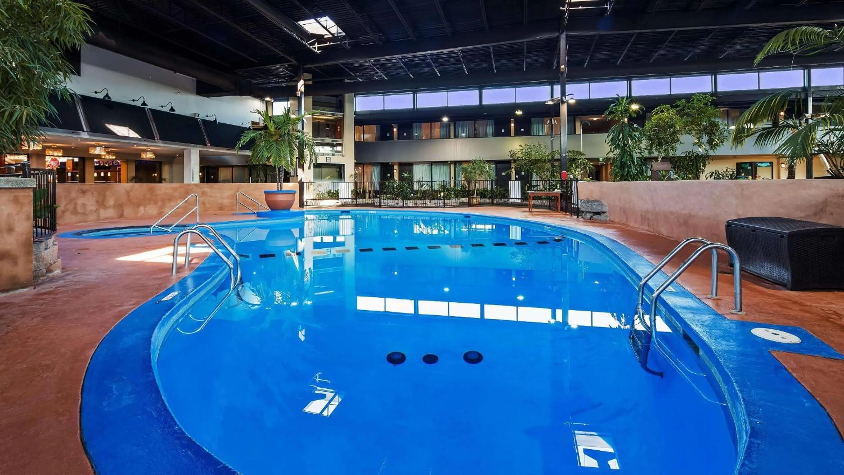 Swimming pool in Radisson Hotel Montreal Airport