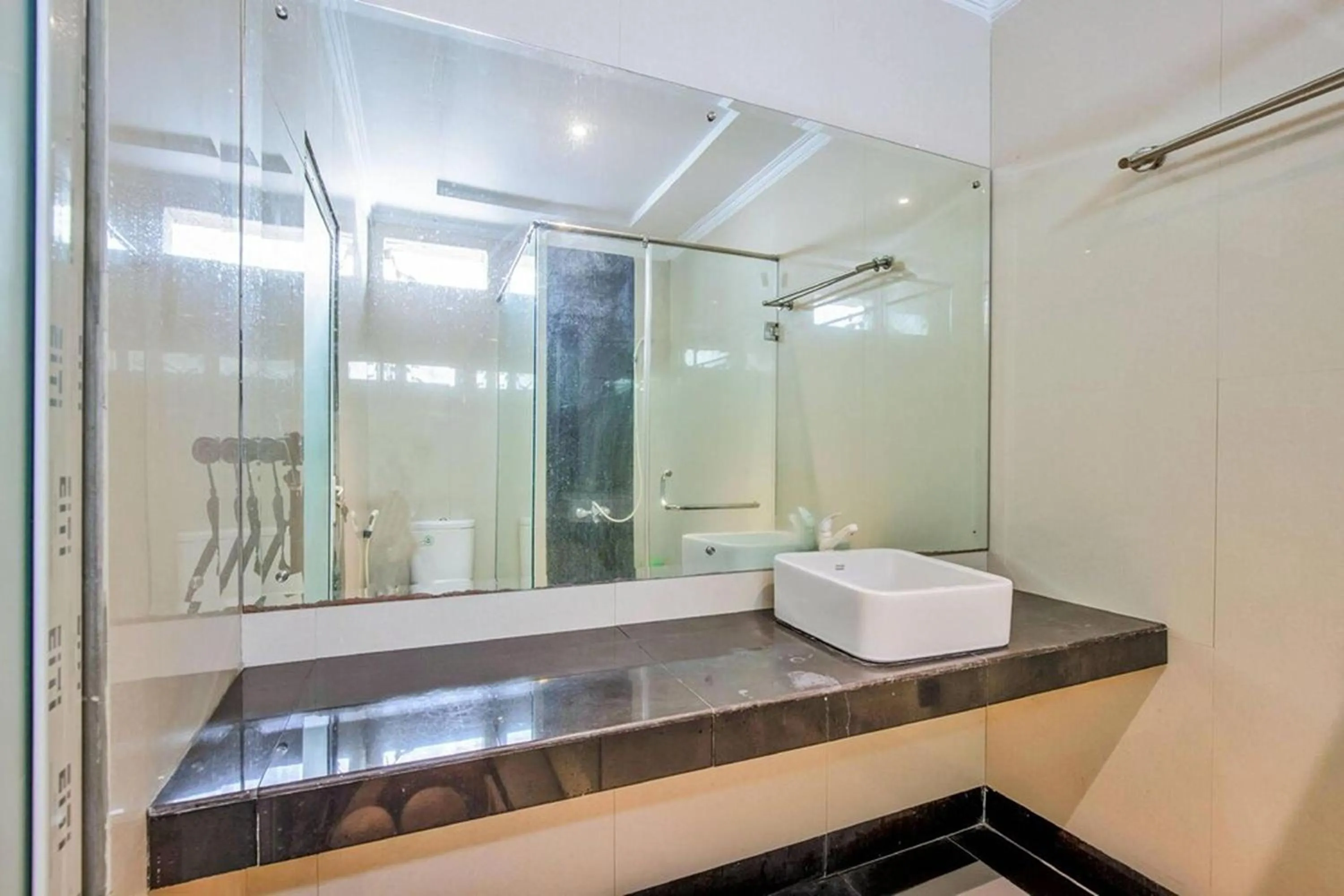 Shower in Malibou Hotel Medan