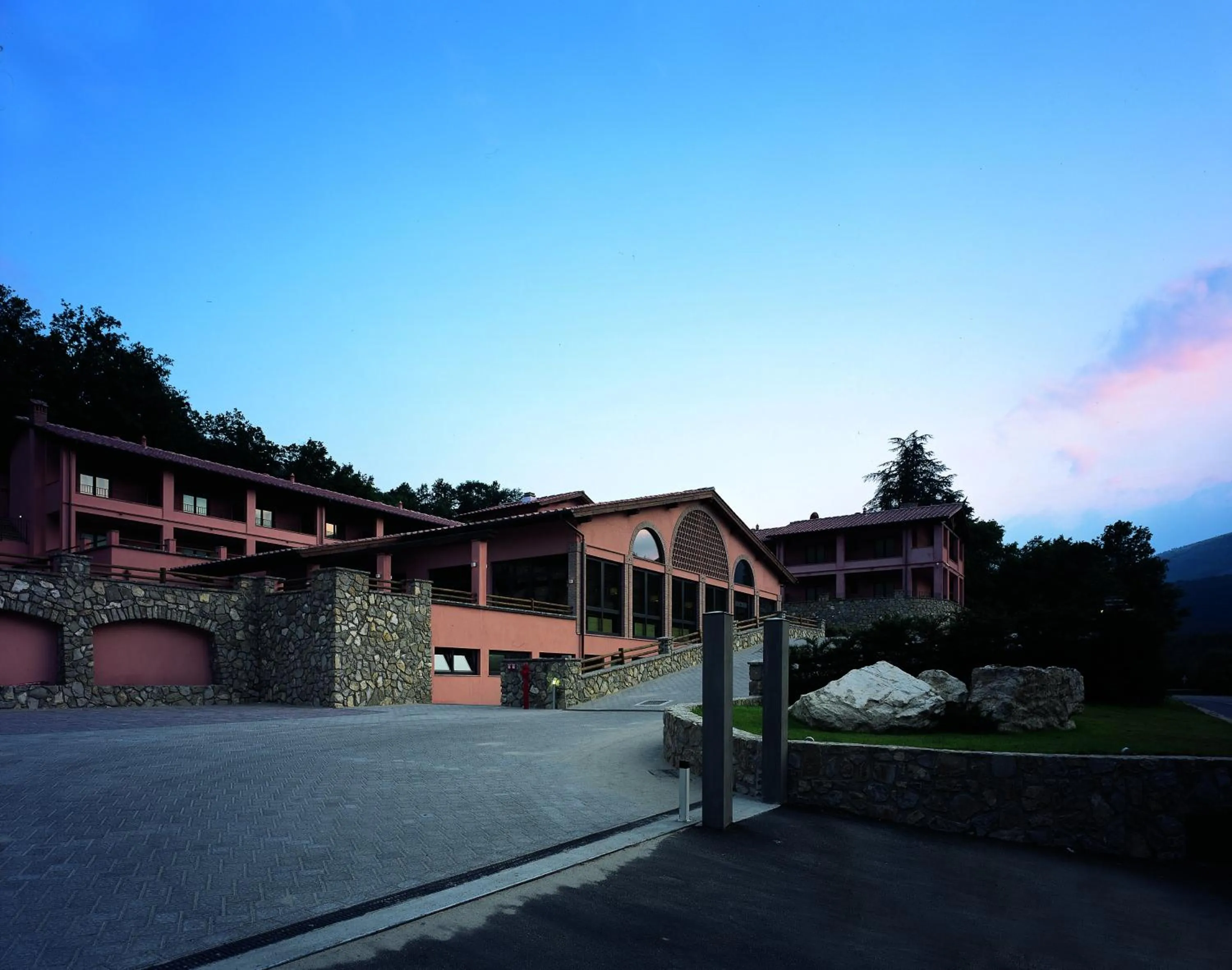Facade/entrance in Meridiana Country Hotel