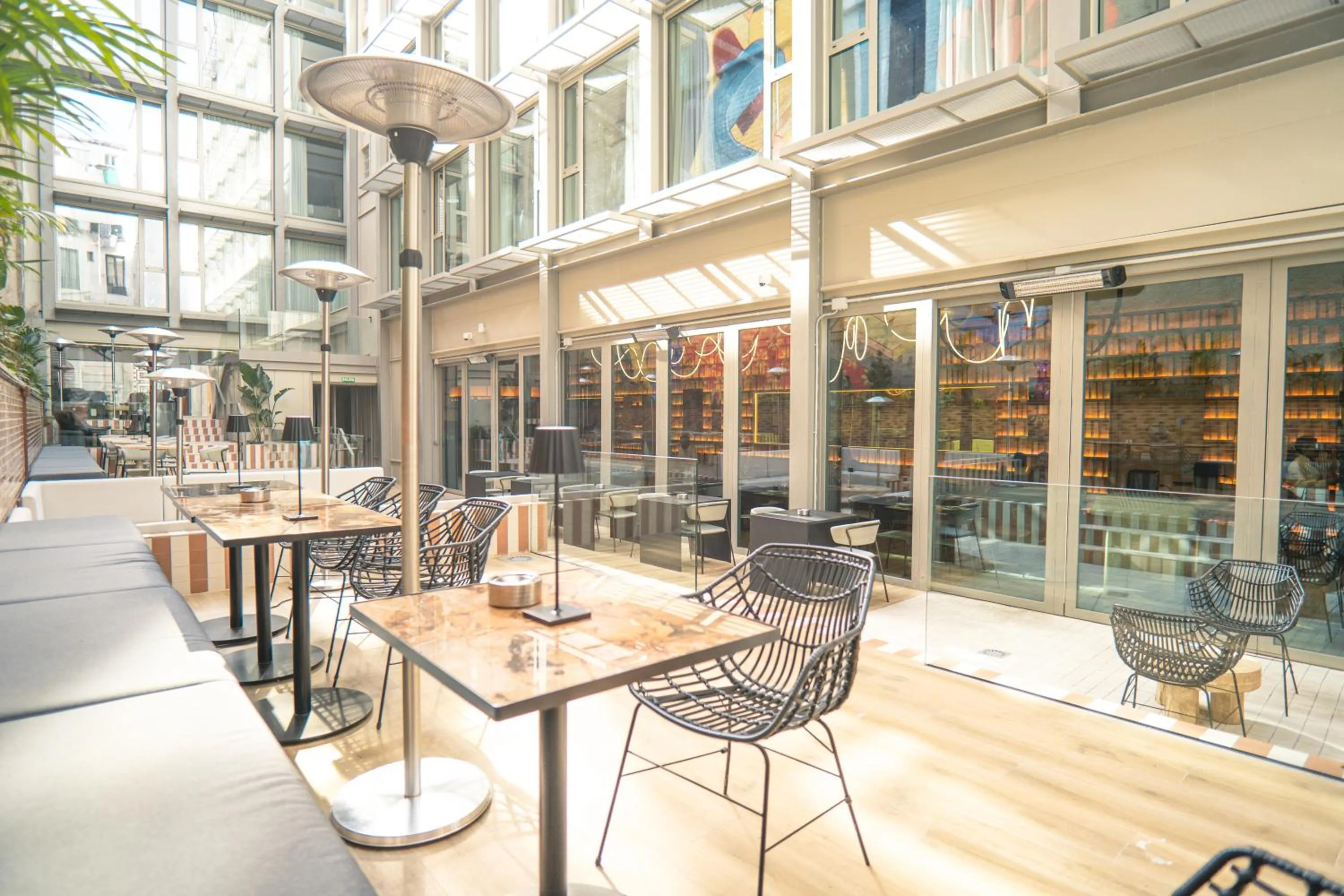 Restaurant/places to eat in Akeah Hotel Gran Vía