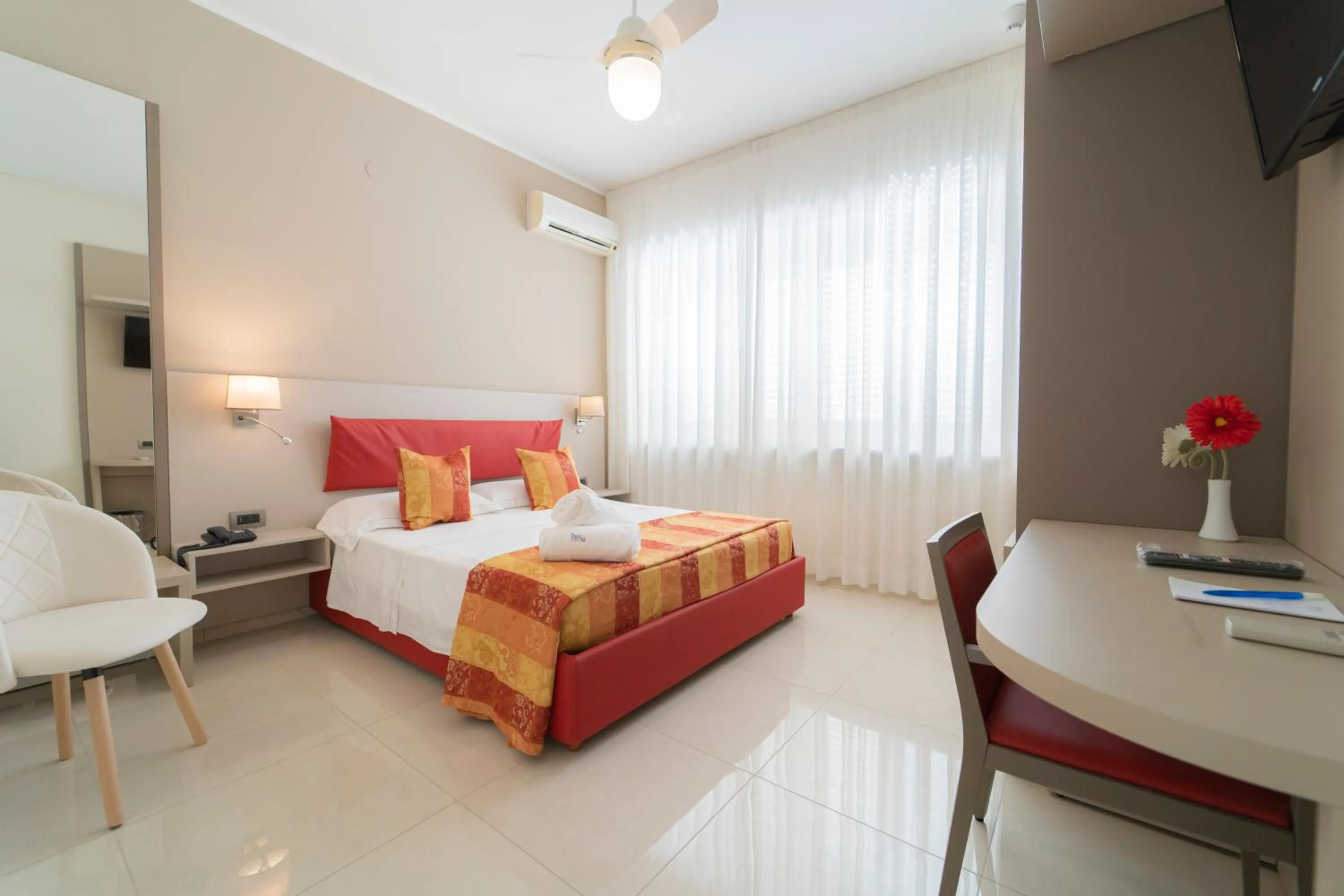 Communal lounge/ TV room, Bed in Hotel San Pietro