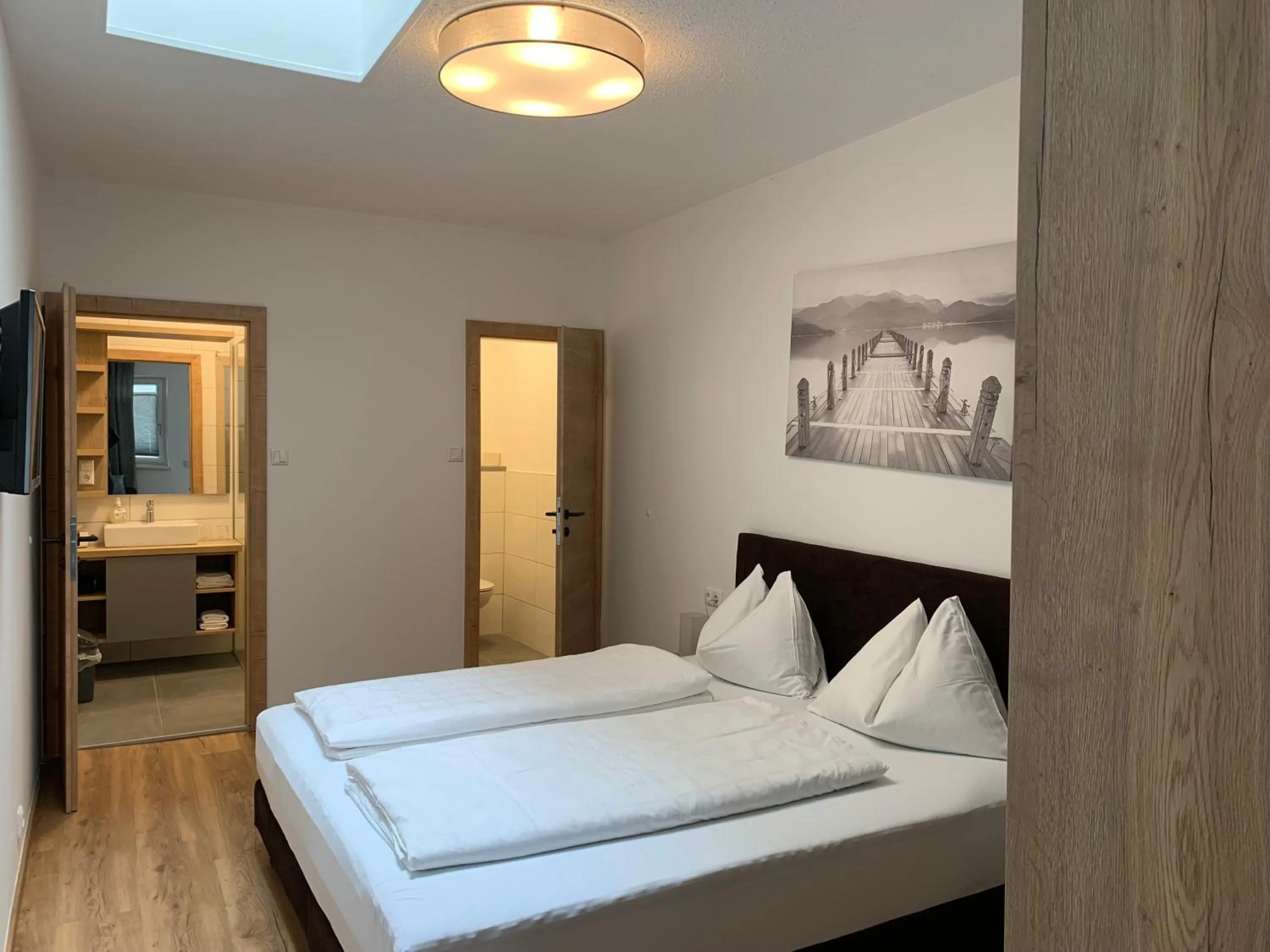 Bedroom, Bed in Hotel Restaurant Schwarzer Adler