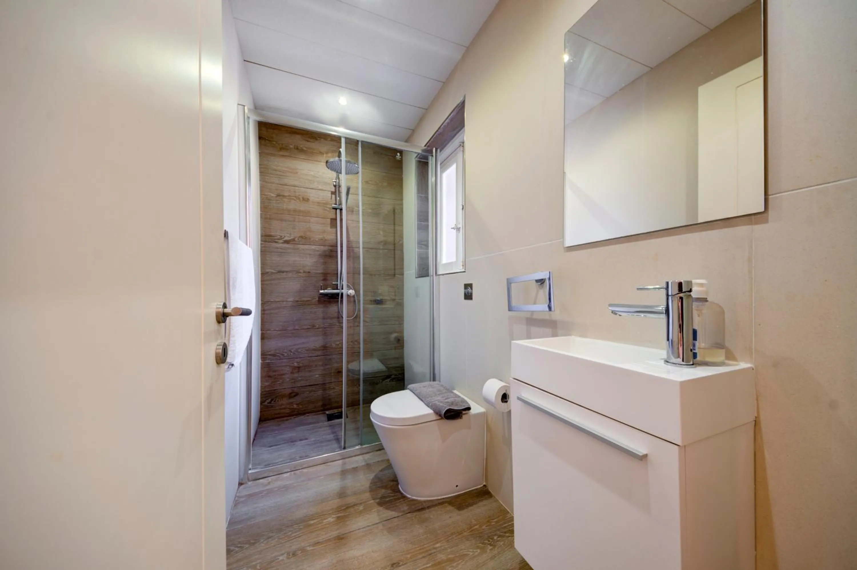 Shower in Tritoni Harbour suites - Valletta