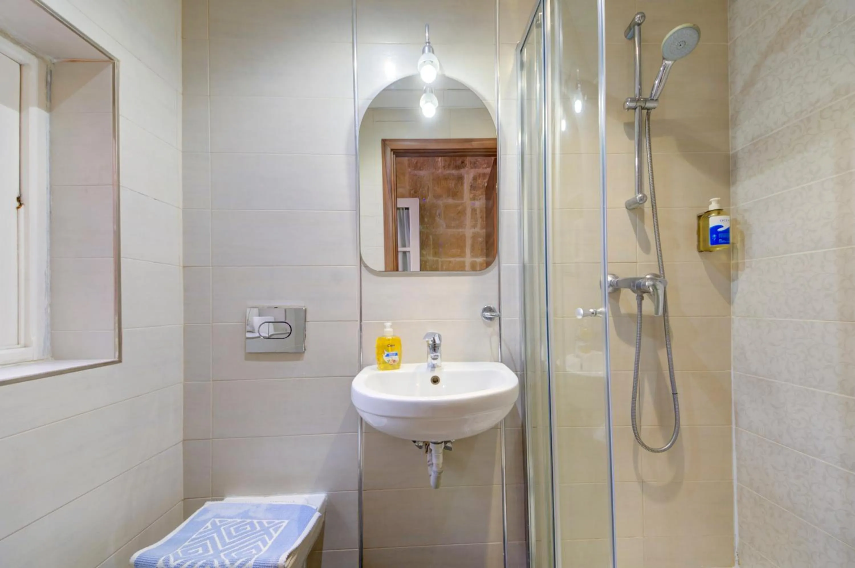 Shower in Tritoni Harbour suites - Valletta