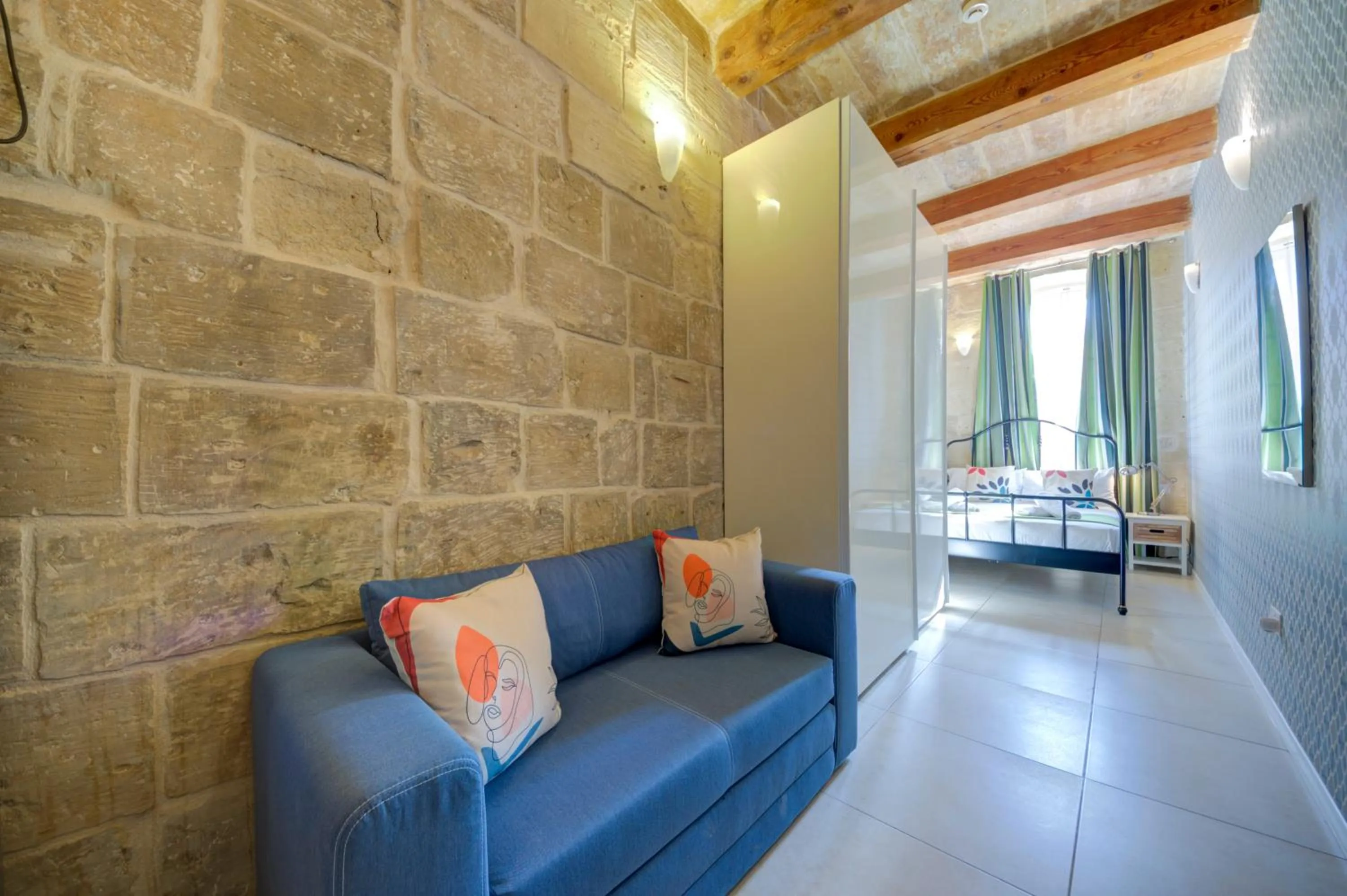 Photo of the whole room in Tritoni Harbour suites - Valletta