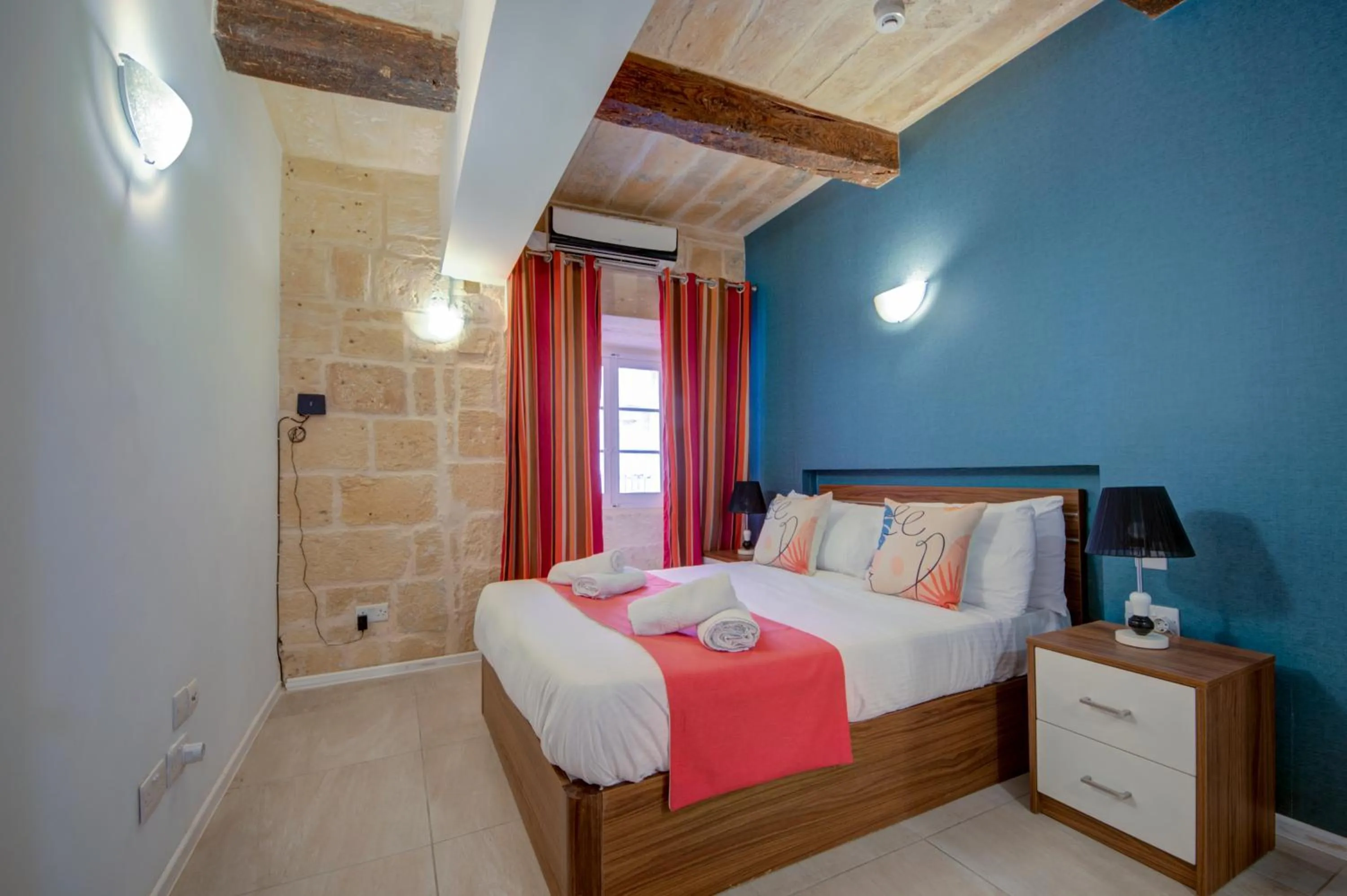 Bed in Tritoni Harbour suites - Valletta