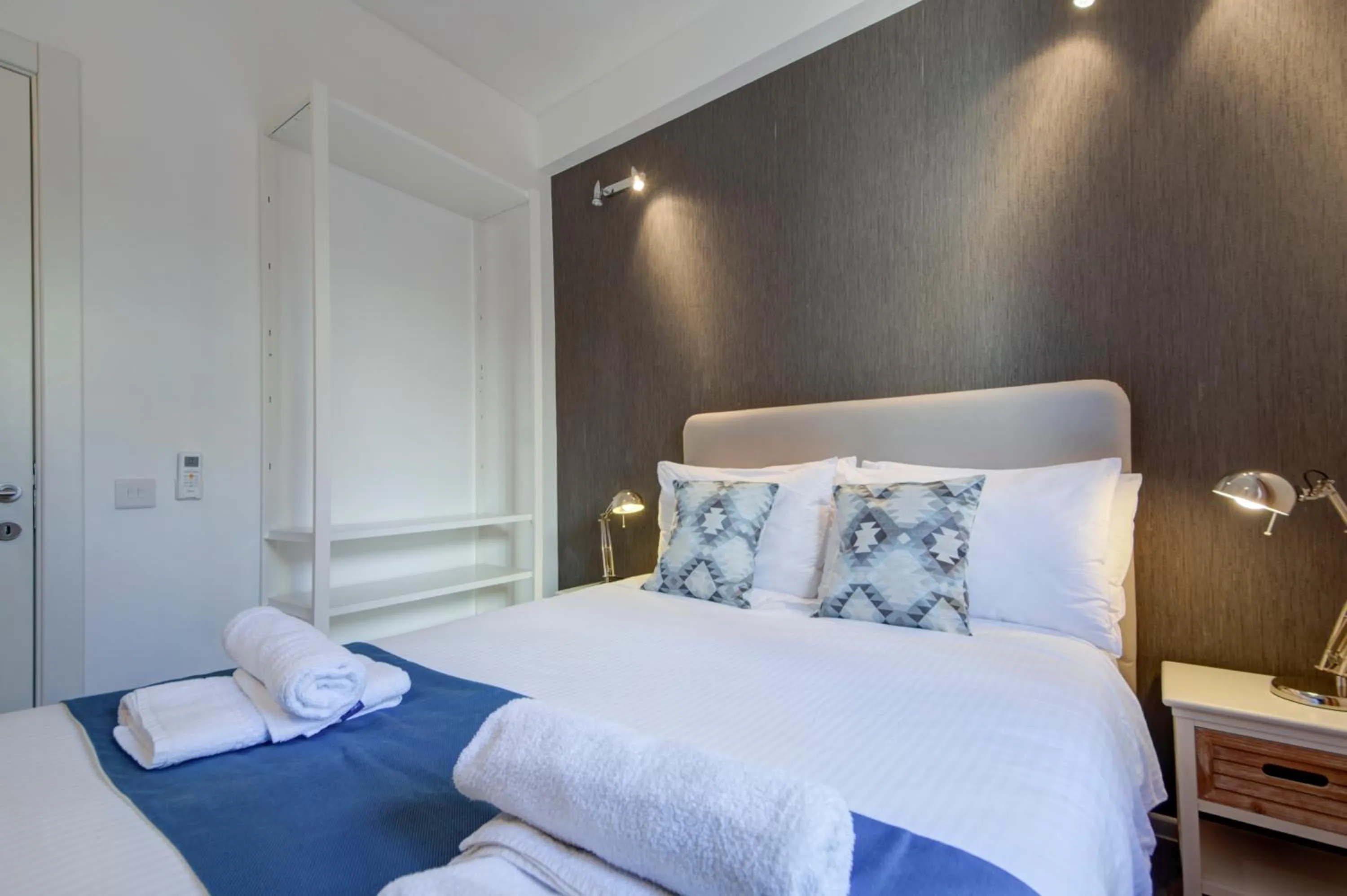 Bed in Tritoni Harbour suites - Valletta