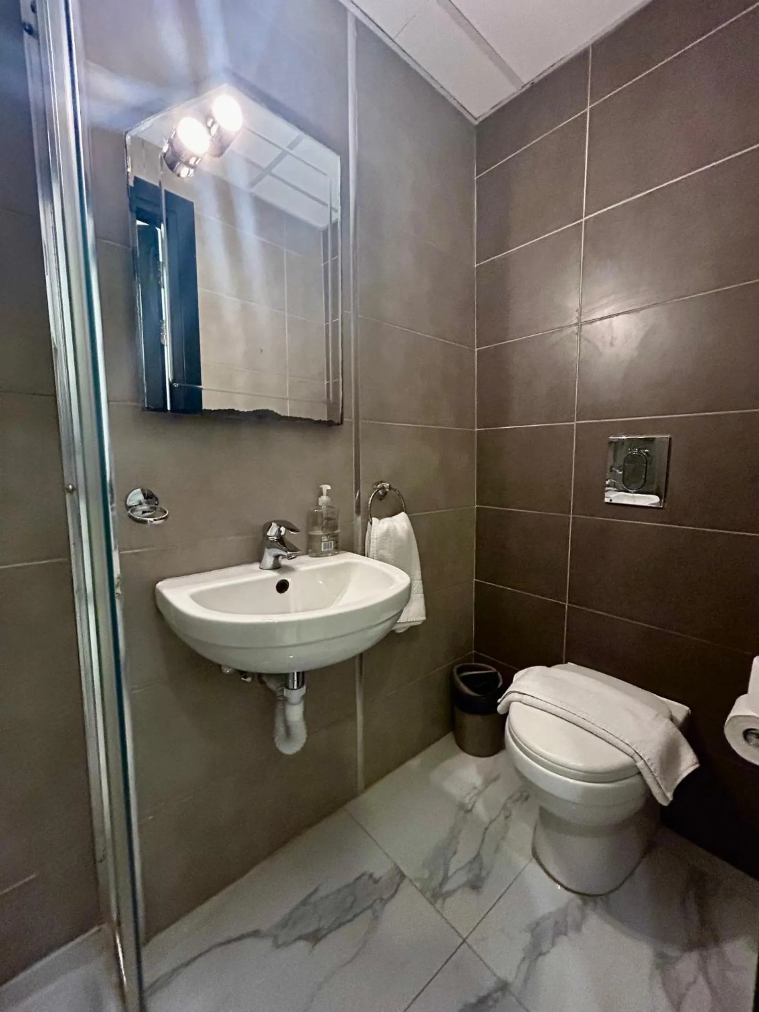 Shower in Tritoni Harbour suites - Valletta