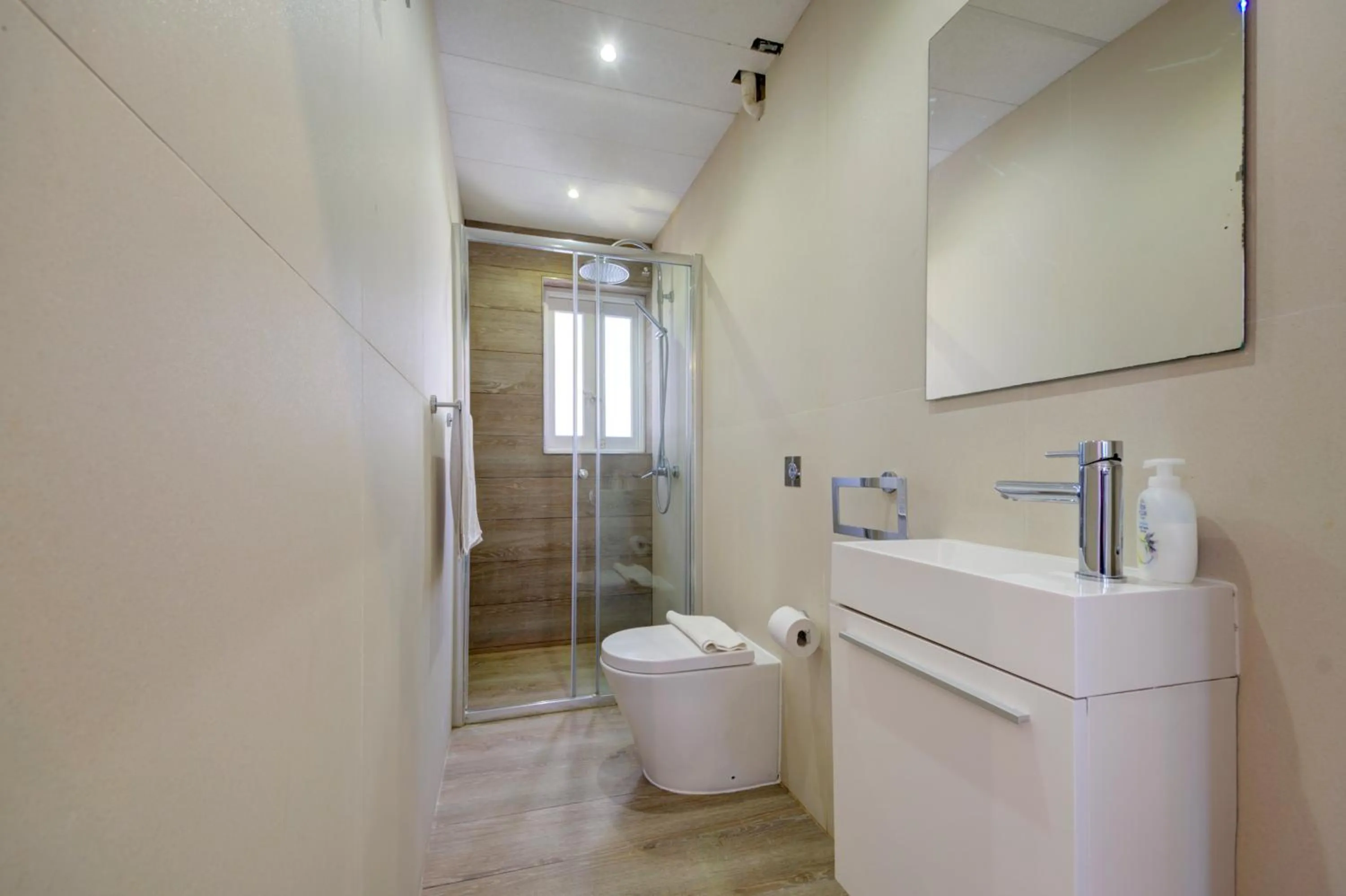 Shower in Tritoni Harbour suites - Valletta